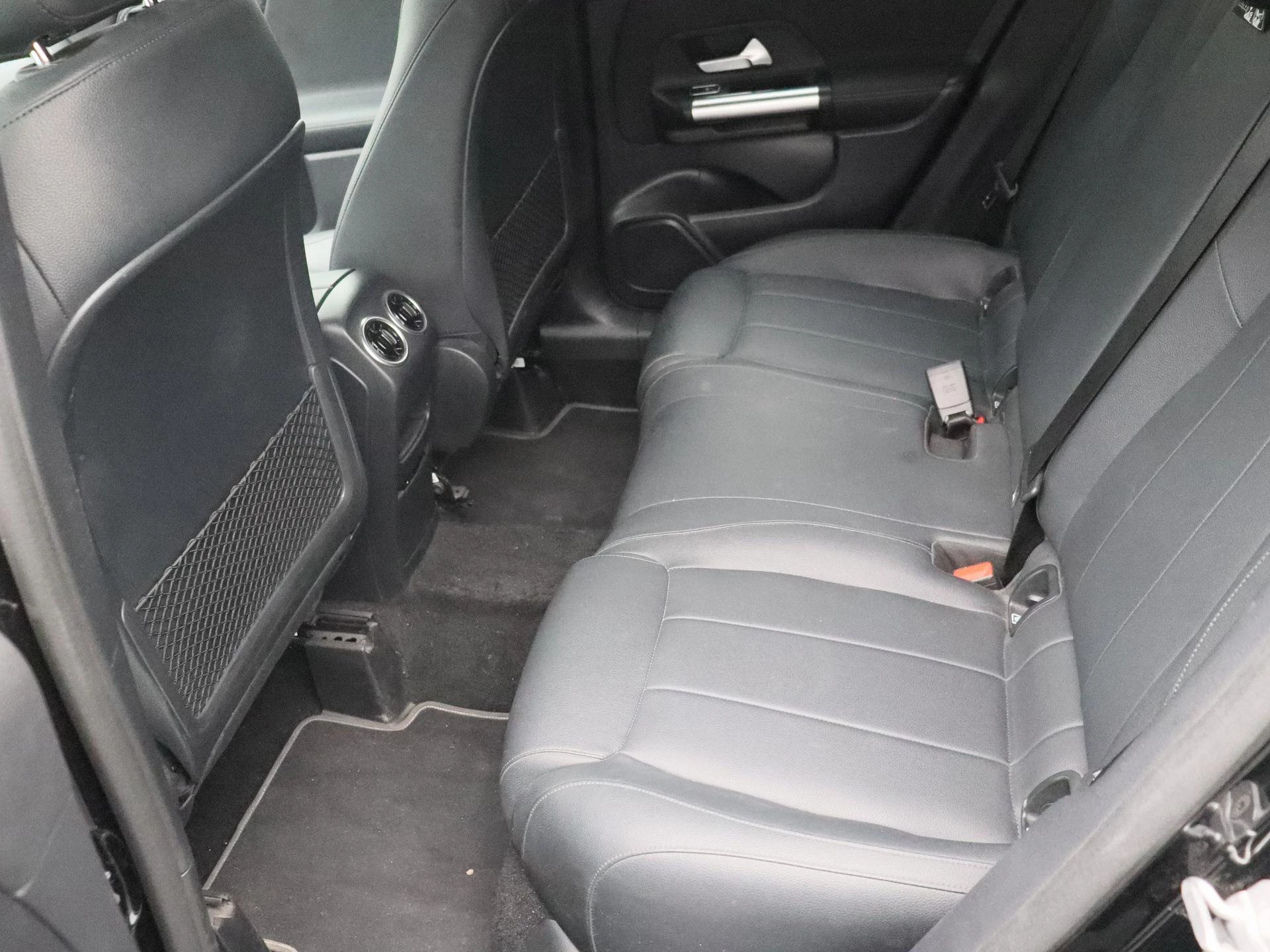 Mercedes-Benz GLA 180 d Luxury Line + LEDER + CARPLAY + LED + CAMERA +