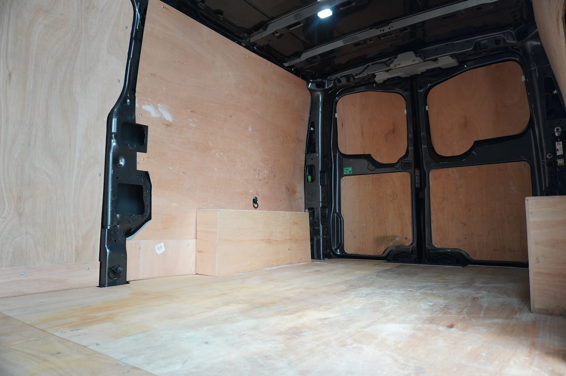Volkswagen-Transporter-image-13