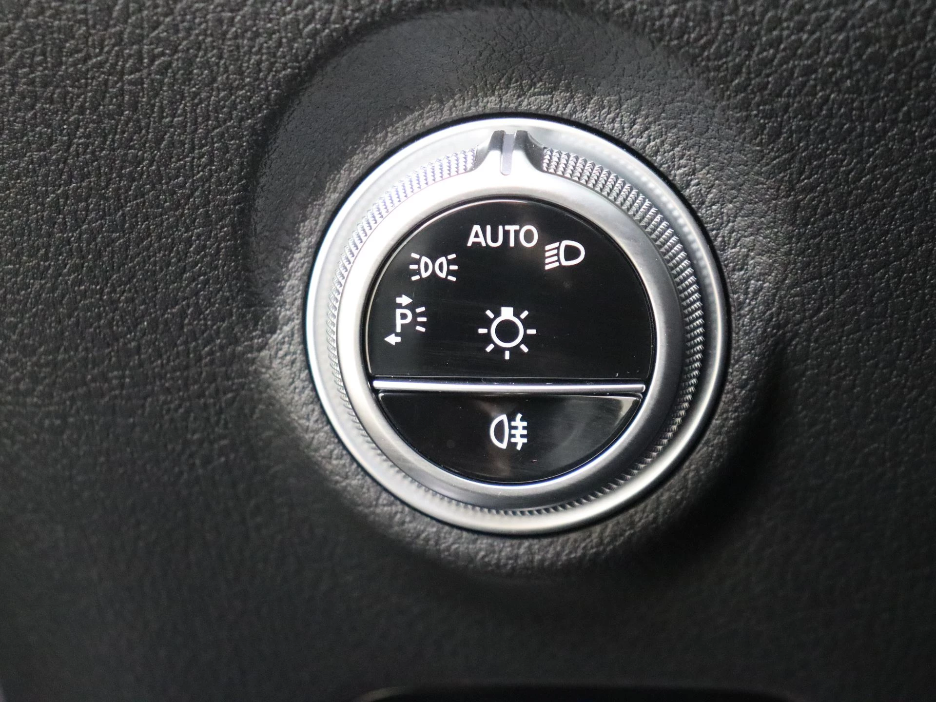 Mercedes-Benz-C-Klasse-image-23