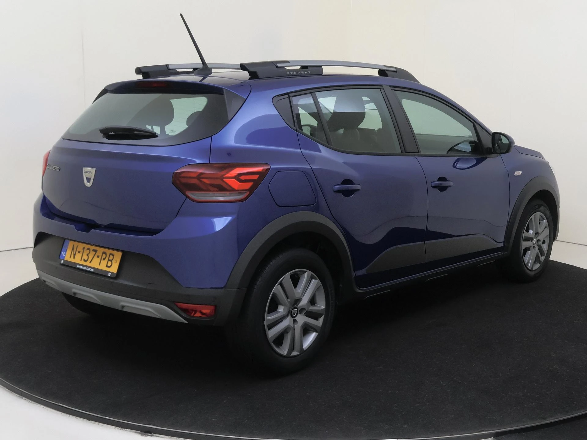 Dacia-Sandero Stepway-image-3