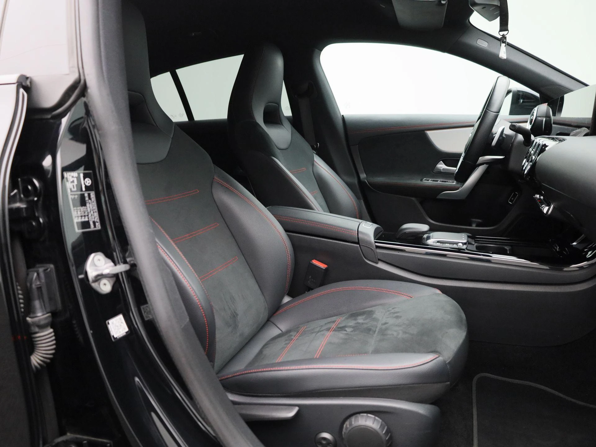 Mercedes-Benz-CLA-image-36