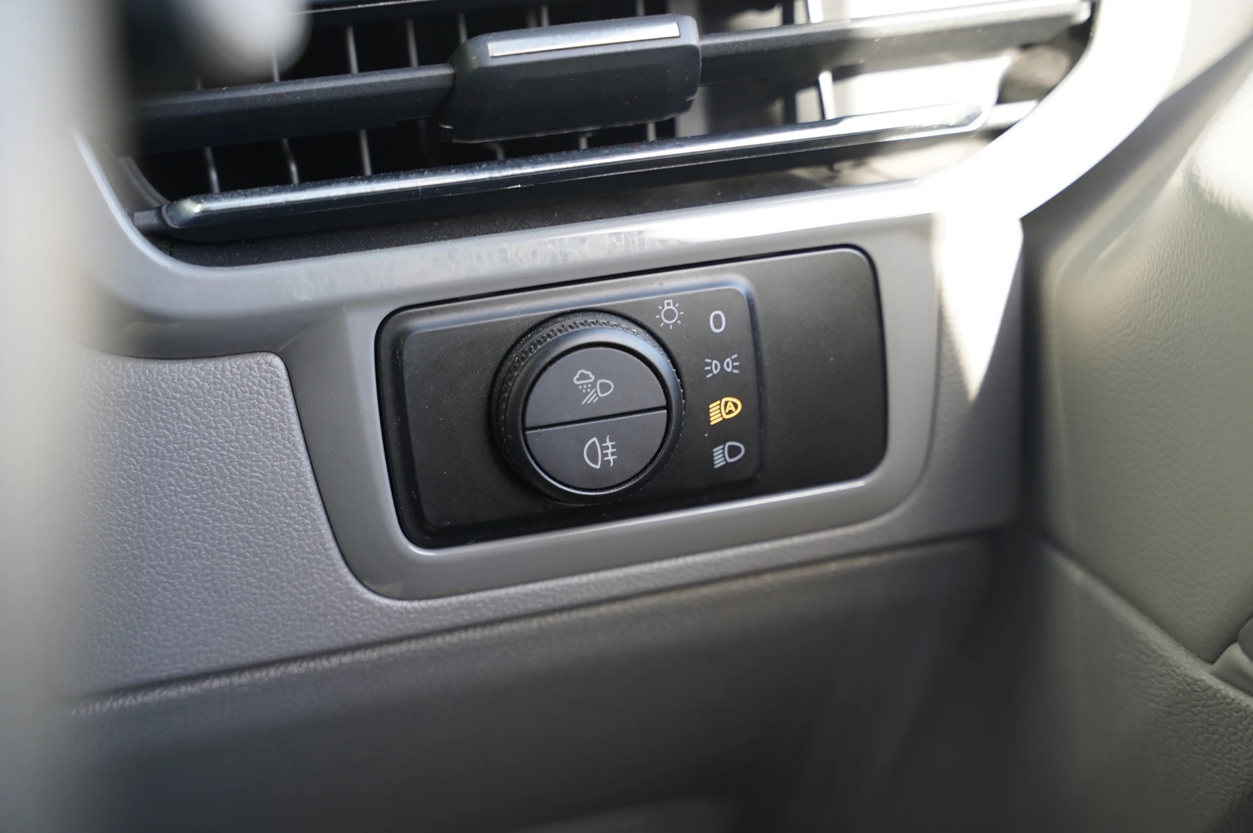 Volkswagen-Transporter-image-14