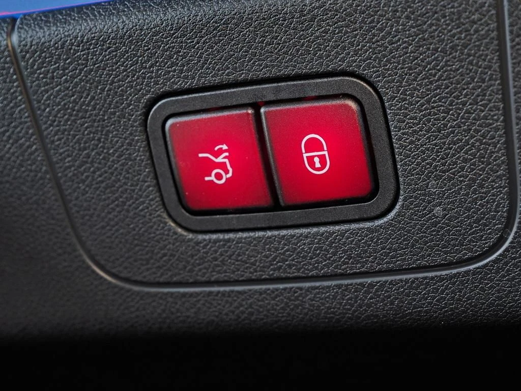 Mercedes-Benz-CLA 200-image-17