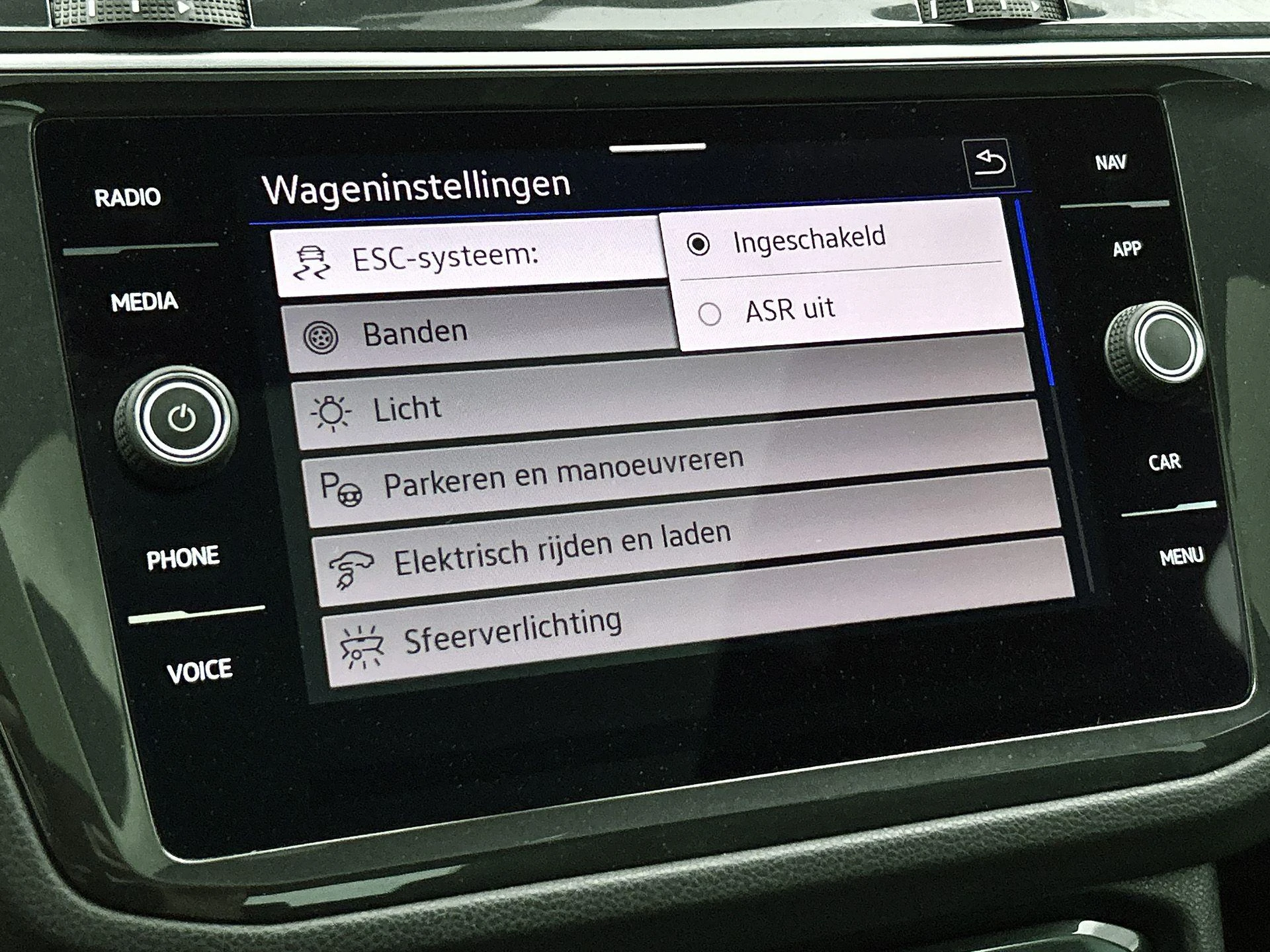 Volkswagen-Tiguan-image-10