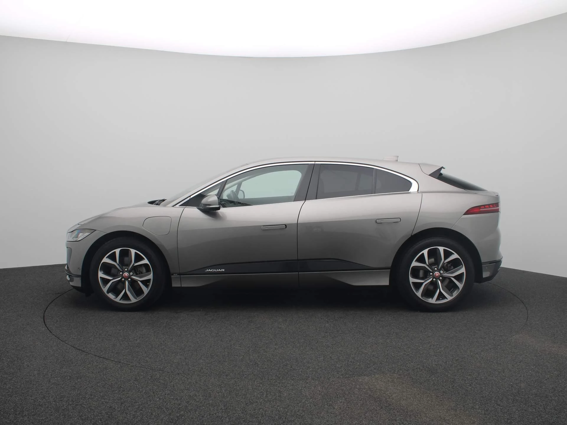 Jaguar-I-PACE-image-4