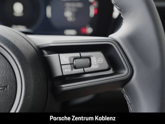 Porsche Macan 4 -