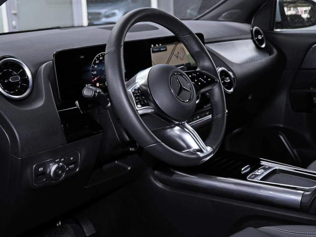 Mercedes-Benz-GLA 200 d-image-8