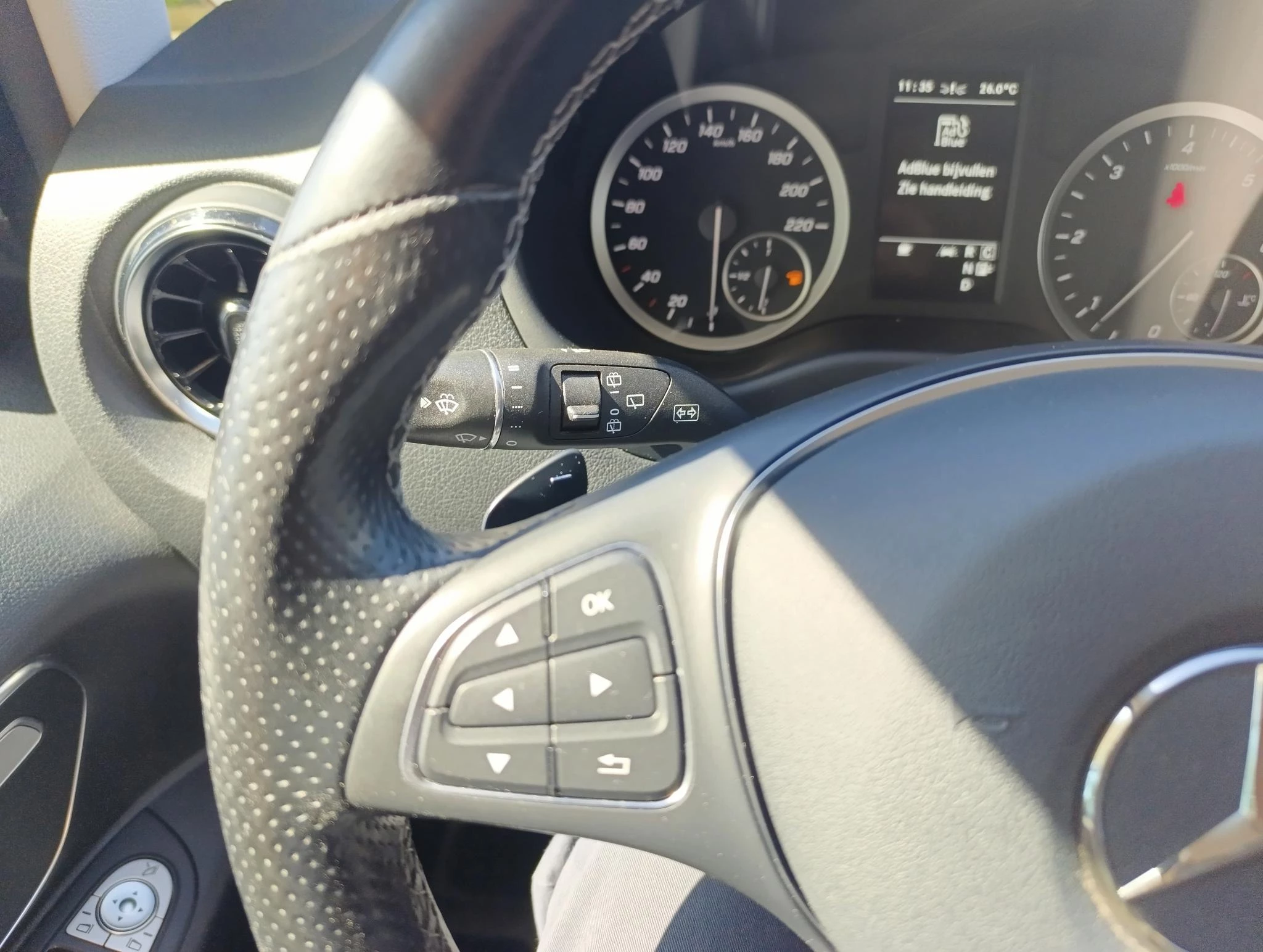 Mercedes-Benz-Vito-image-19
