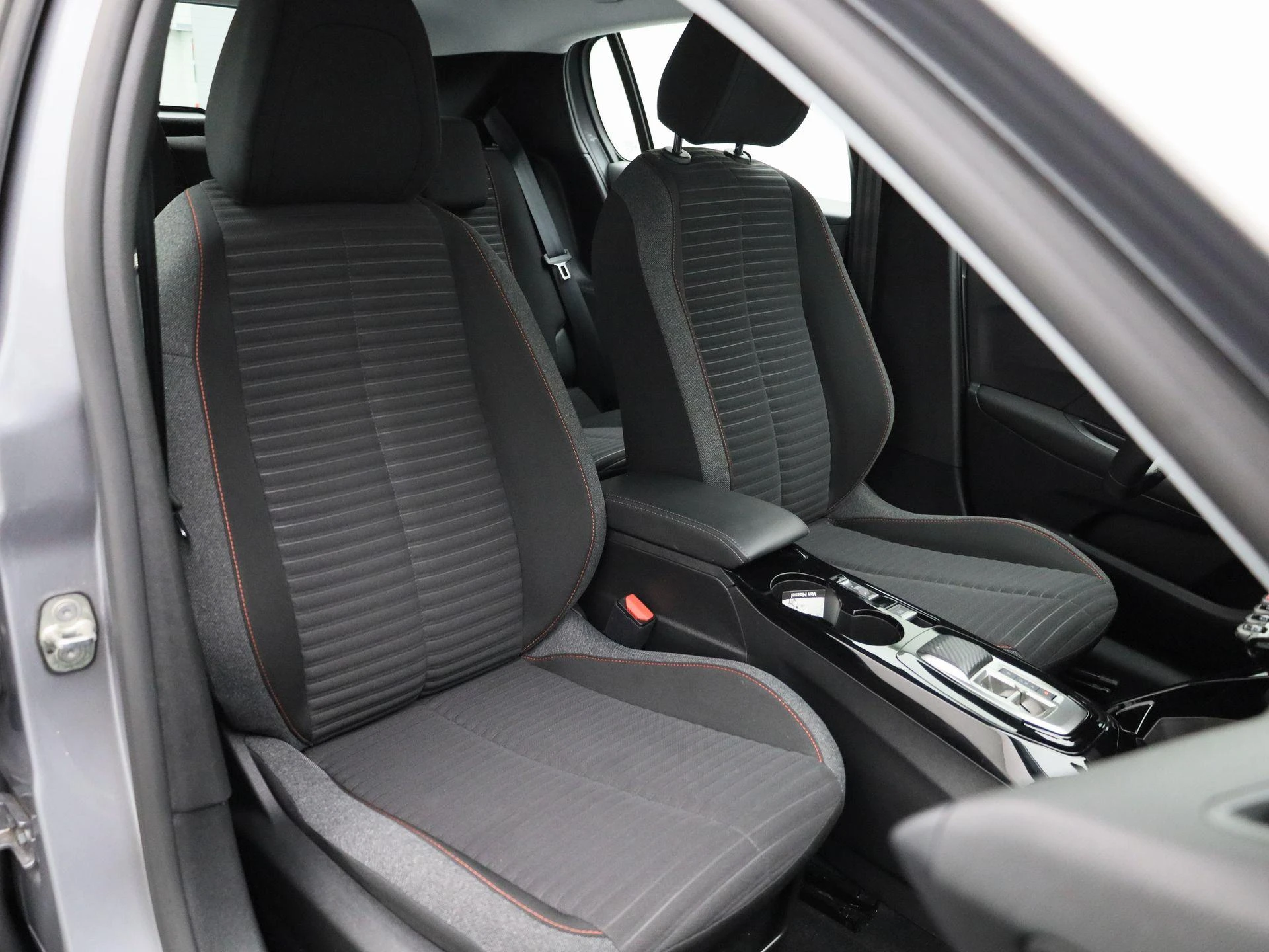 Peugeot-e-208-image-35