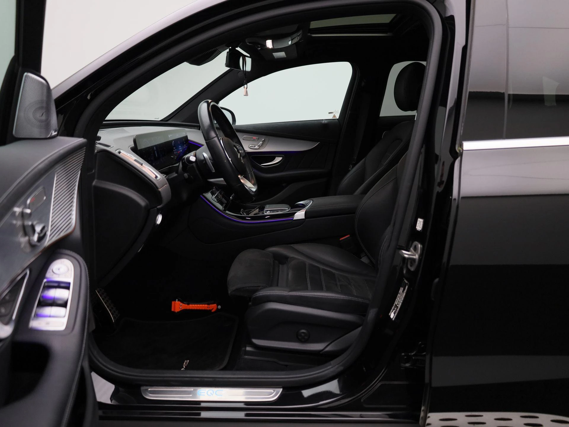 Mercedes-Benz-EQC-image-8