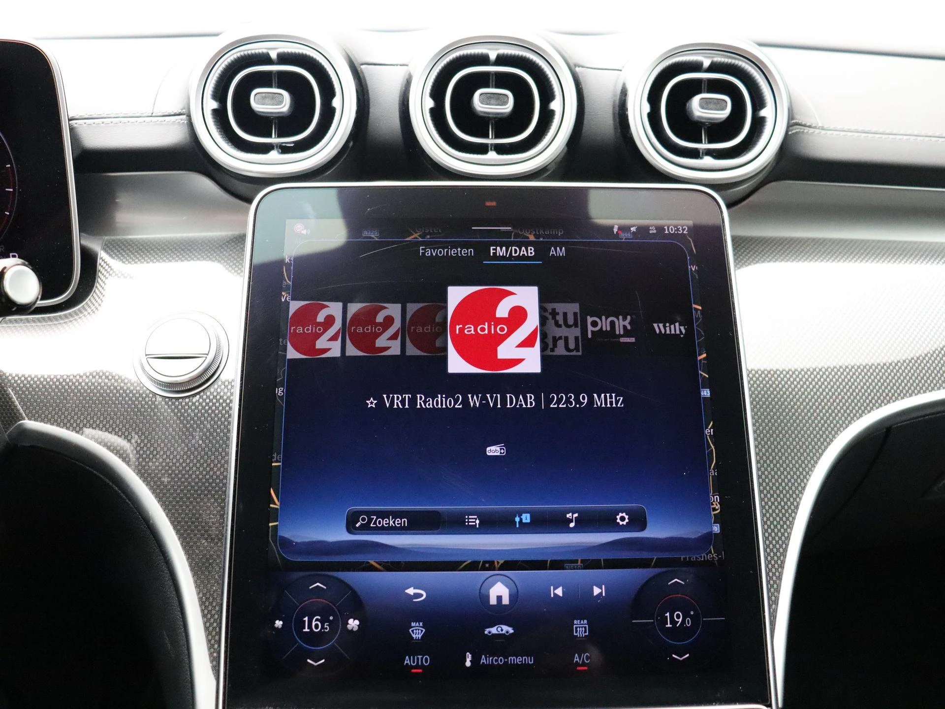 Mercedes-Benz-C-Klasse-image-16