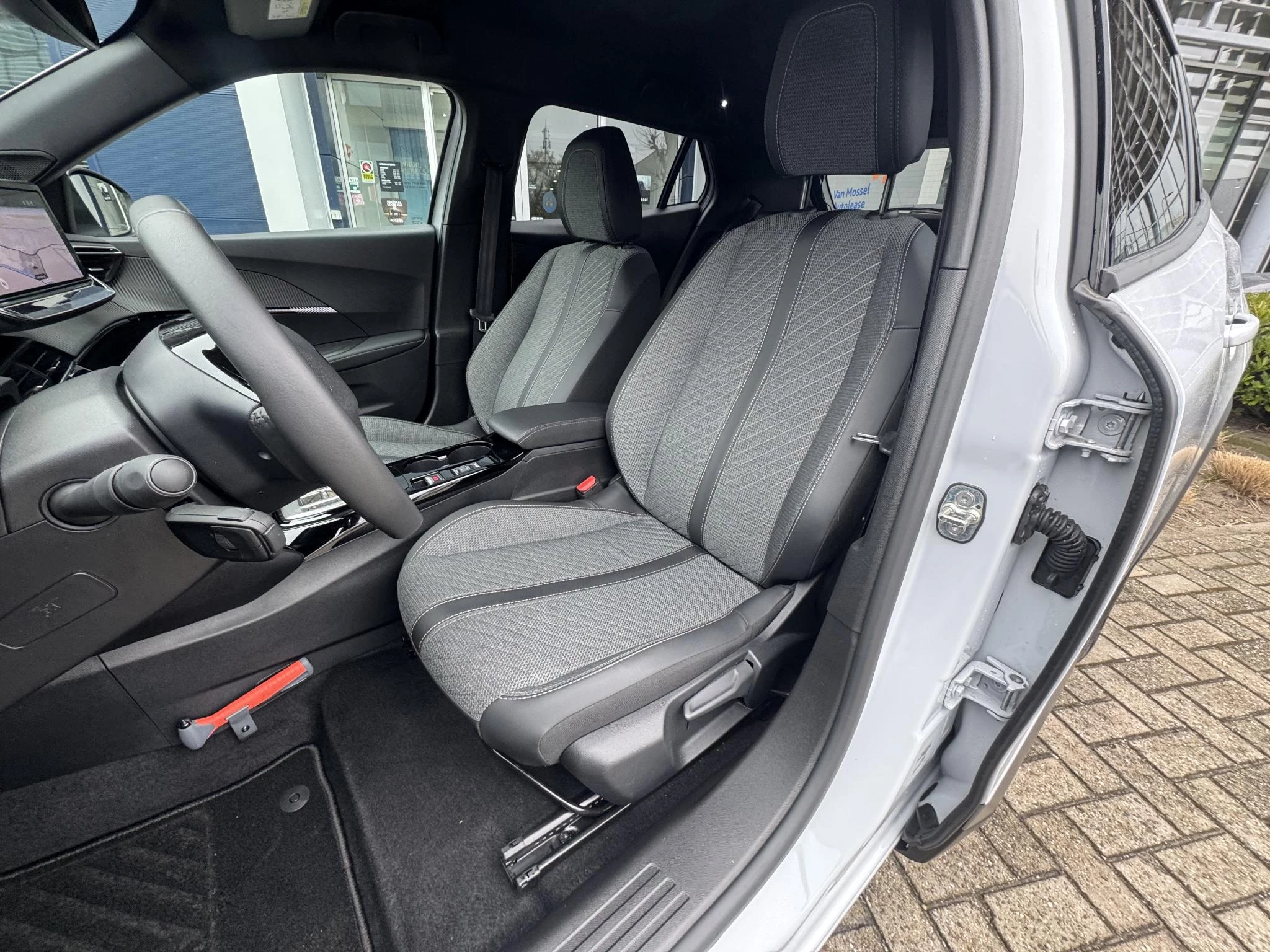 Peugeot-e-2008-image-16