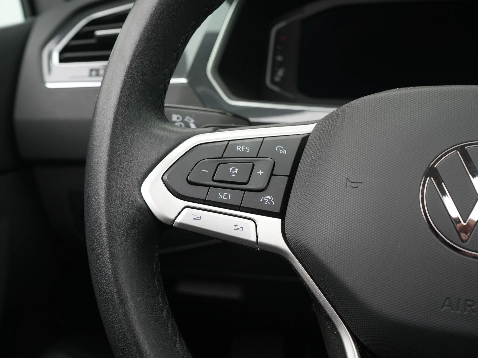 Volkswagen-Tiguan-image-28
