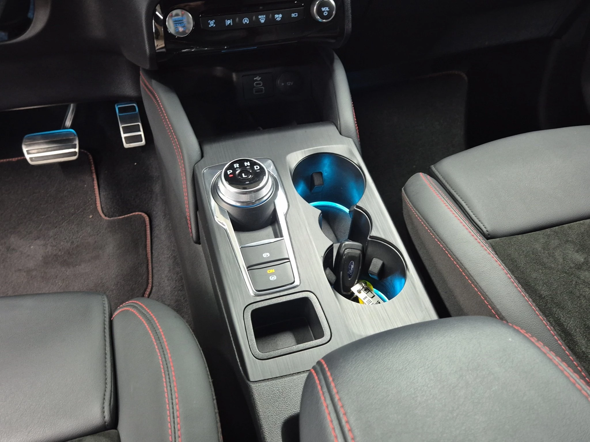 Ford Kuga ST-Line X Aut.*PANO*AHK*360GRAD*LED-MATRIX*NAVI*GRA*WINTER-PKT..