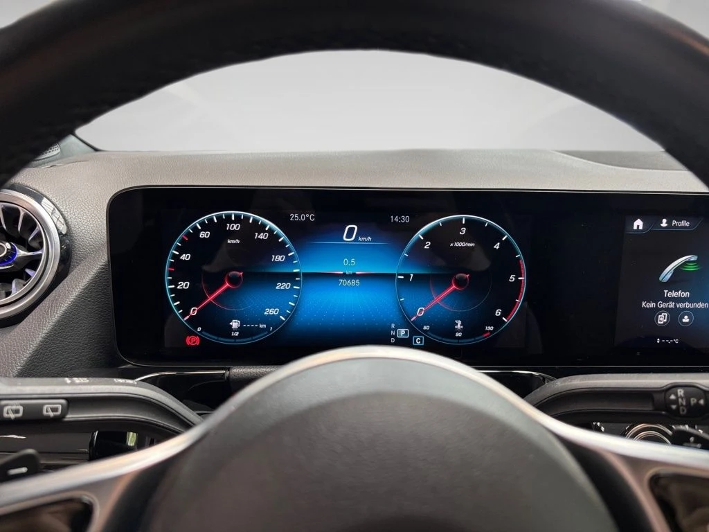 Mercedes-Benz-GLA 200 d-image-6