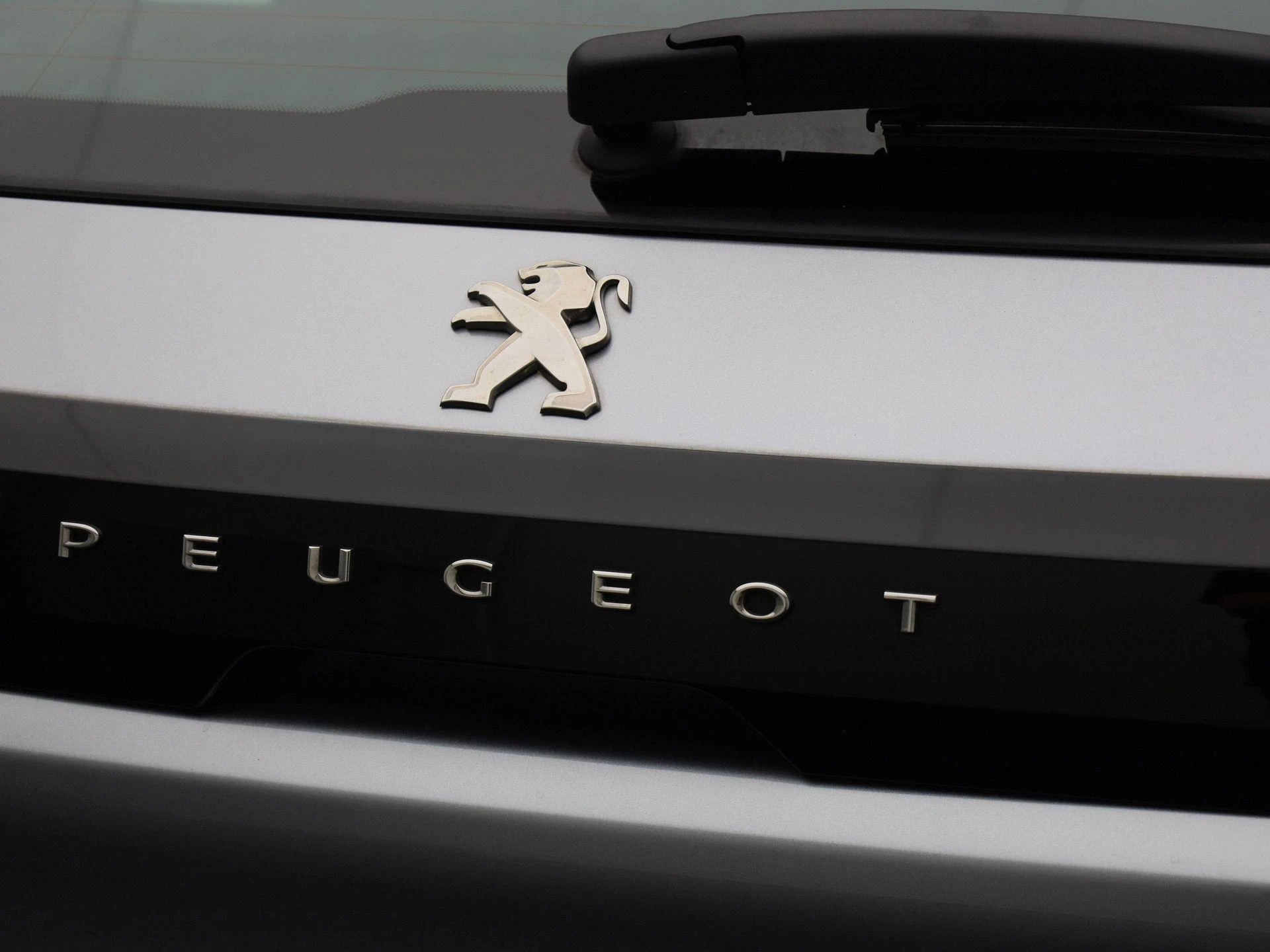 Peugeot-e-208-image-38
