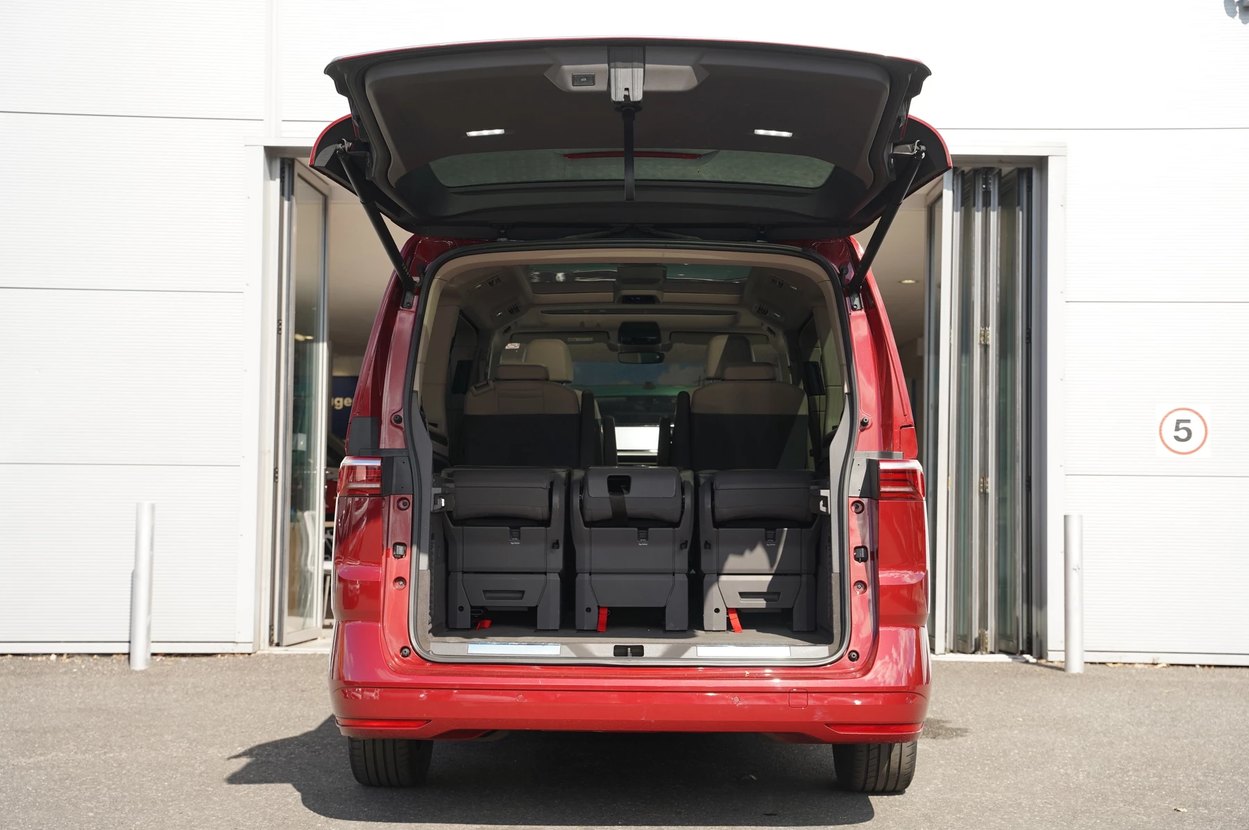 Volkswagen-Multivan-image-26