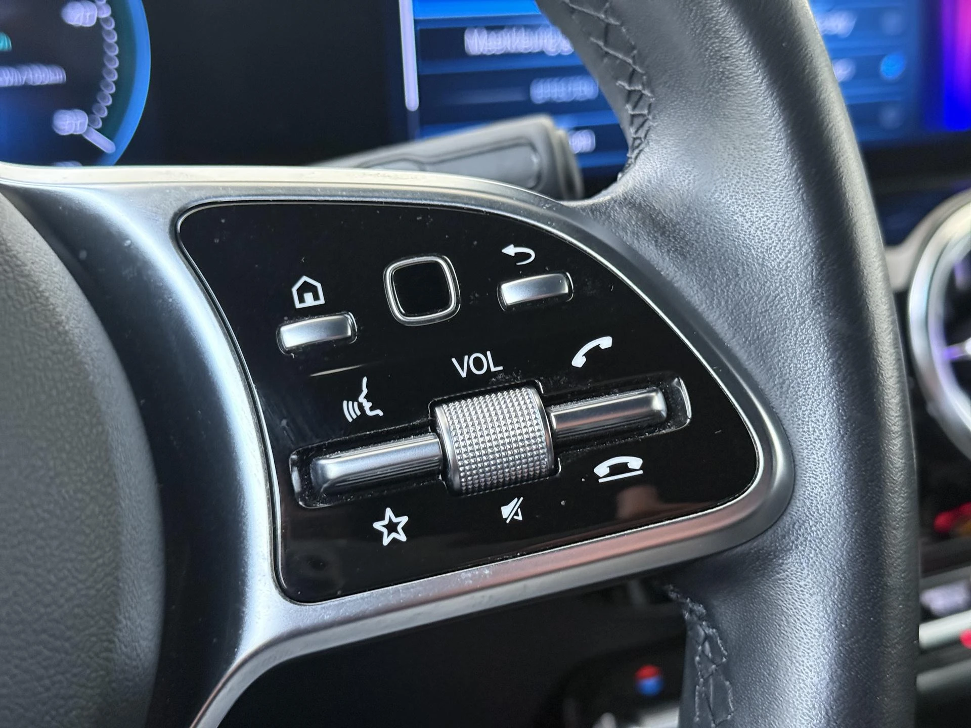 Mercedes-Benz-EQA-image-12