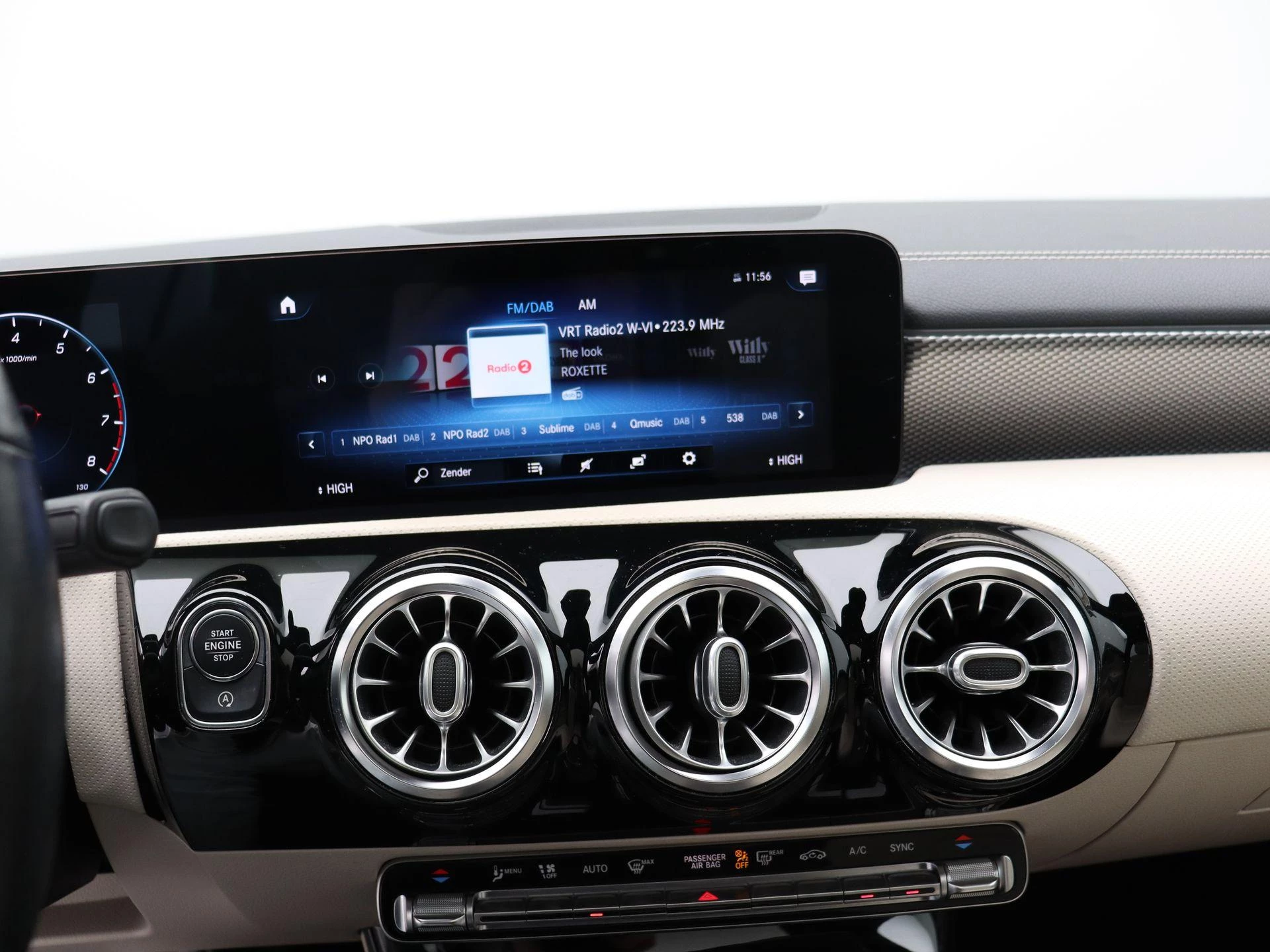 Mercedes-Benz CLA 200 Luxury Line Shooting Brake + LEDER + PANO DAK + CARPLAY + MULTIBEAM LED +