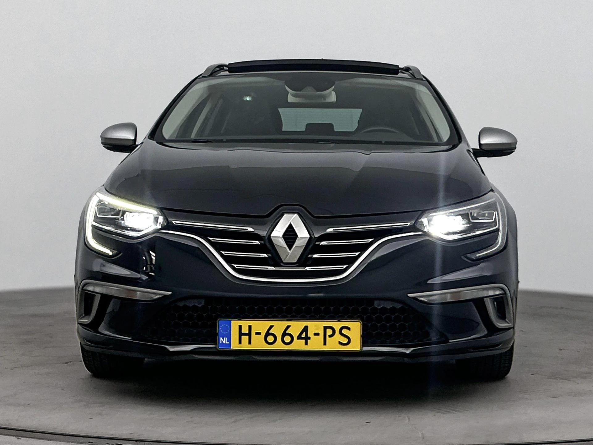 Renault-Mégane Estate-image-4