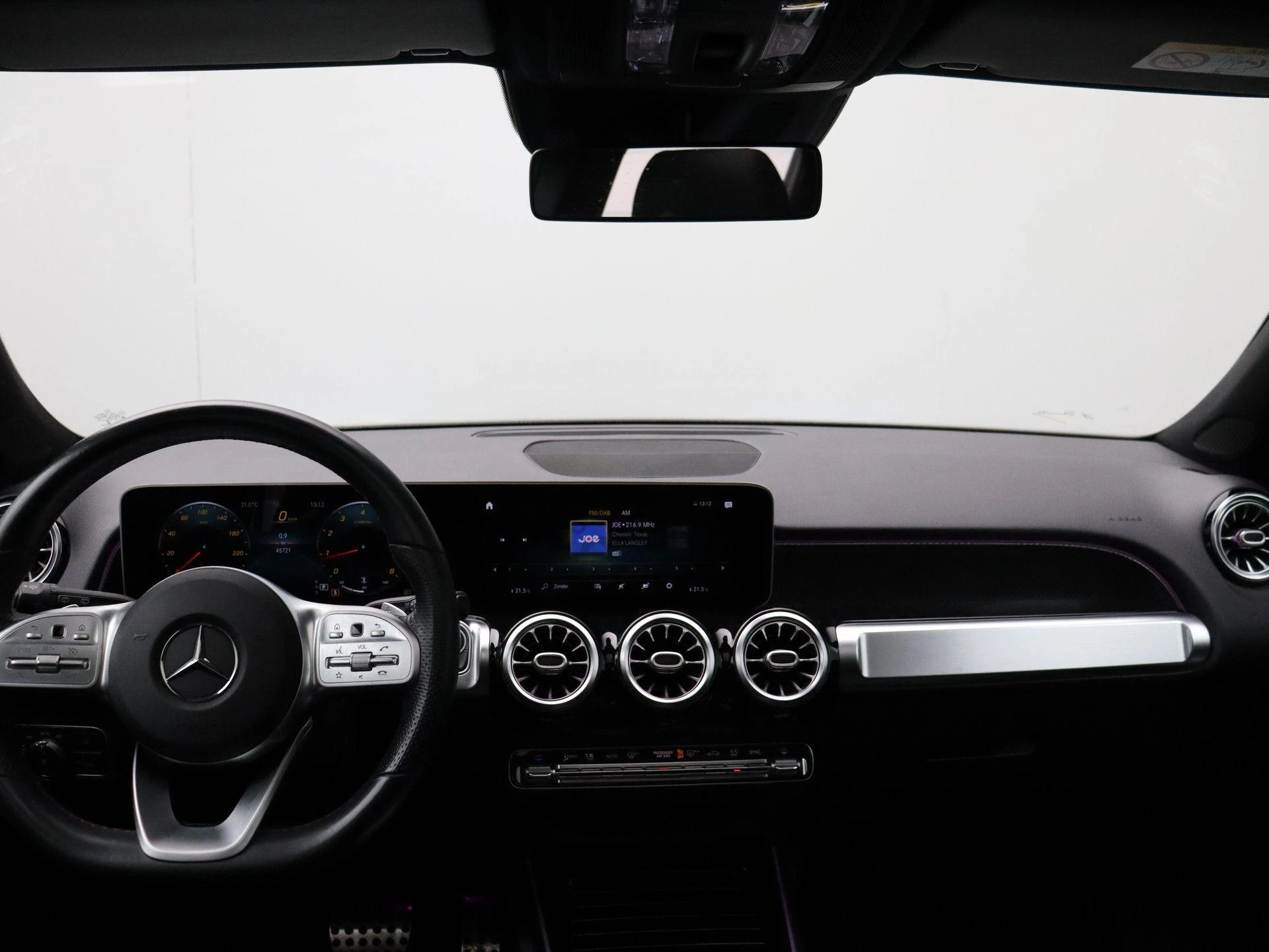 Mercedes-Benz-GLB-image-25