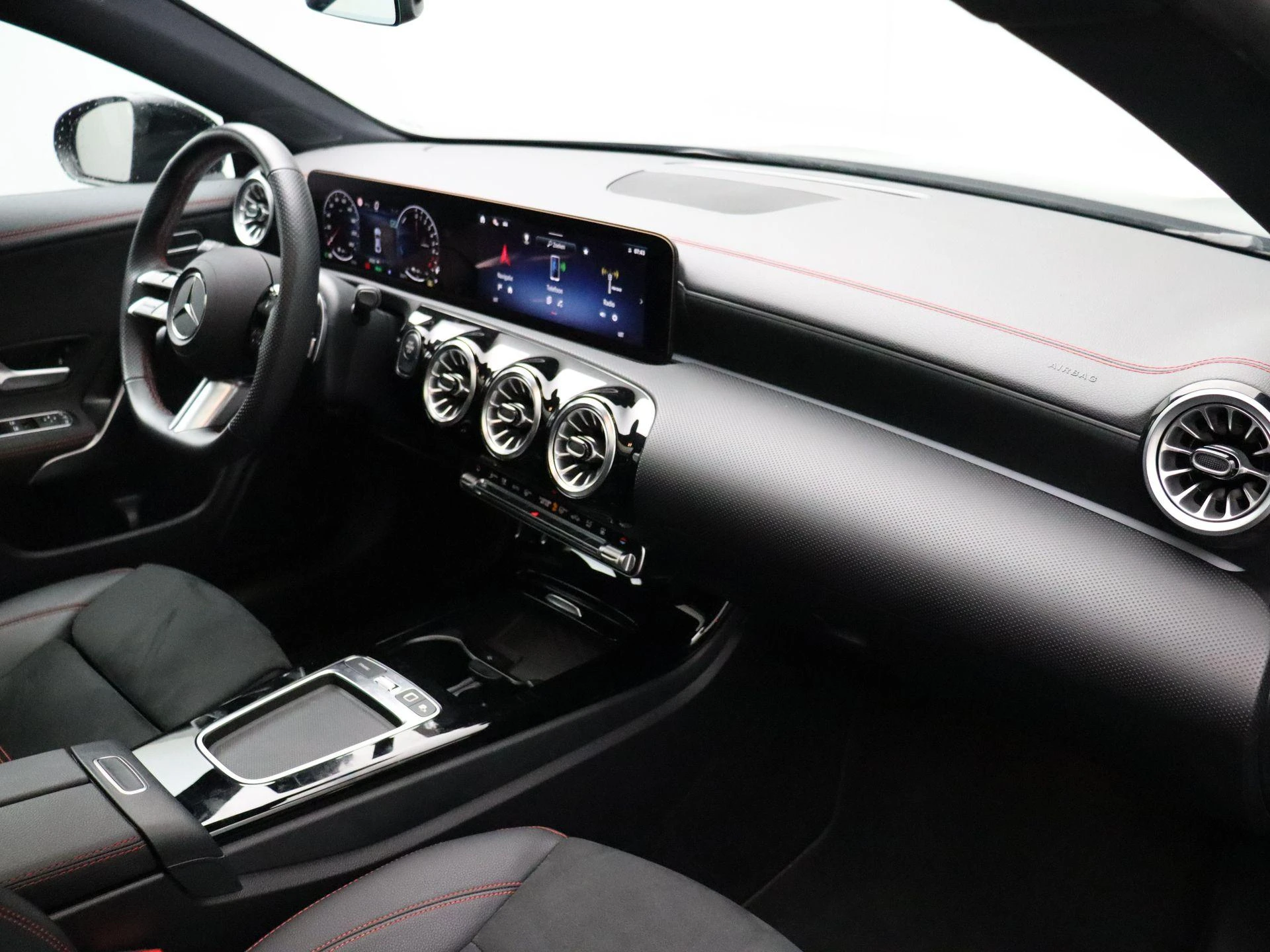 Mercedes-Benz-CLA-image-30