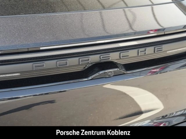 Porsche Macan 4 -