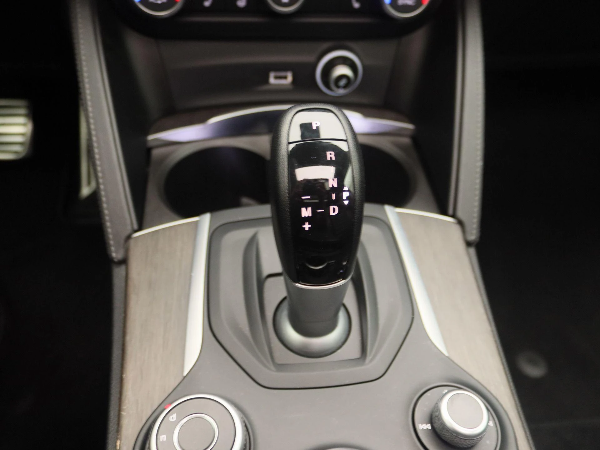 Alfa Romeo-Stelvio-image-11