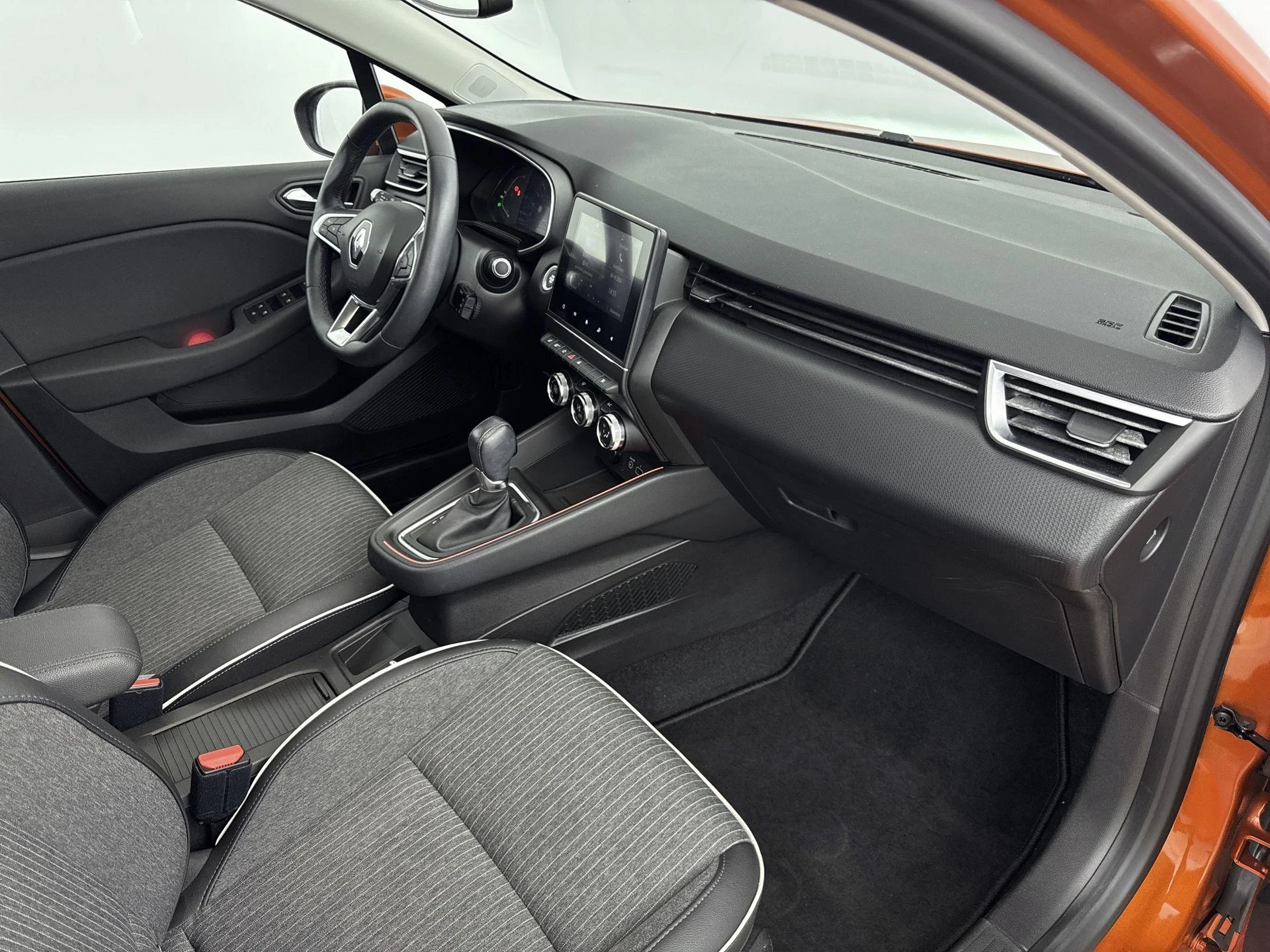 Renault-Clio-image-17