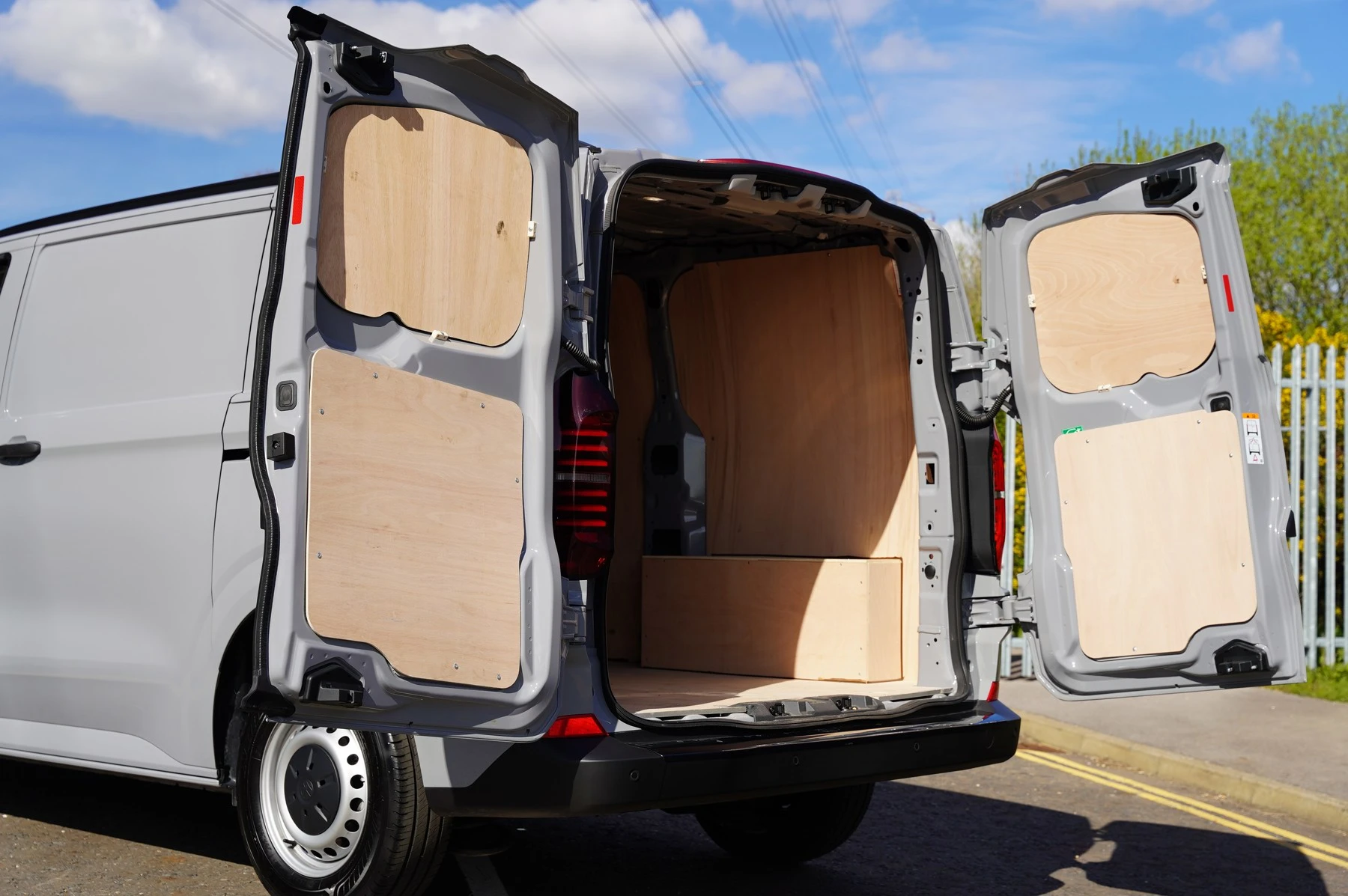Volkswagen-Transporter-image-17