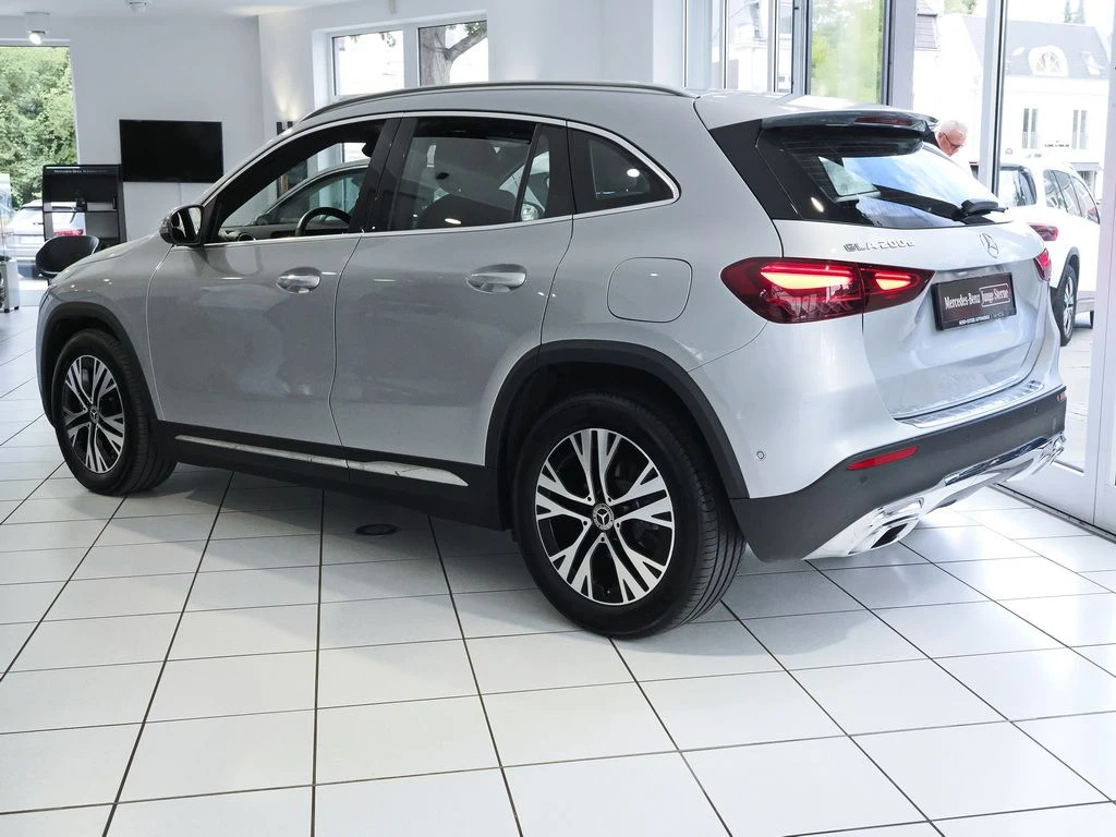 Mercedes-Benz-GLA 200 d-image-3