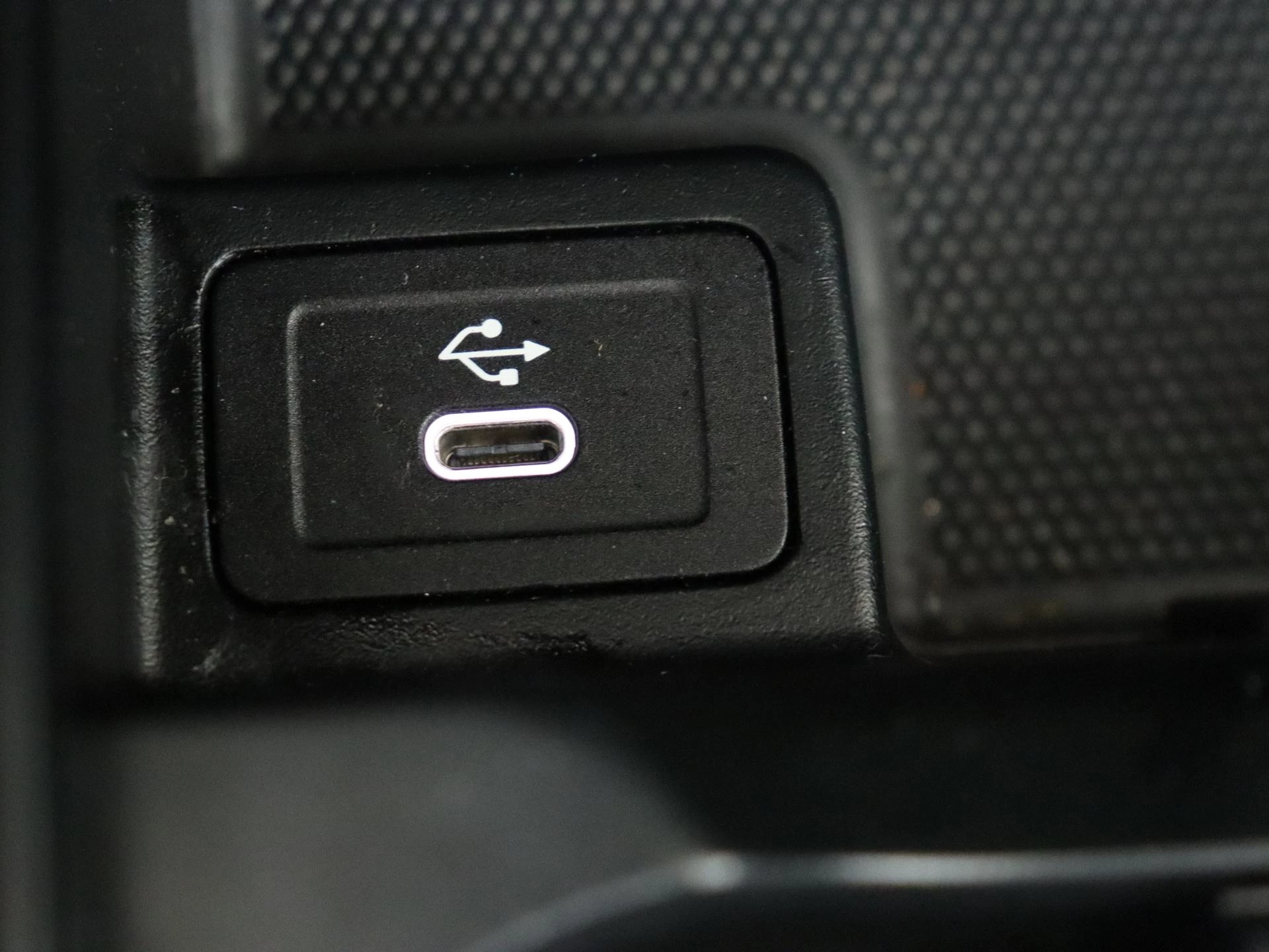 Mercedes-Benz-GLA-image-24