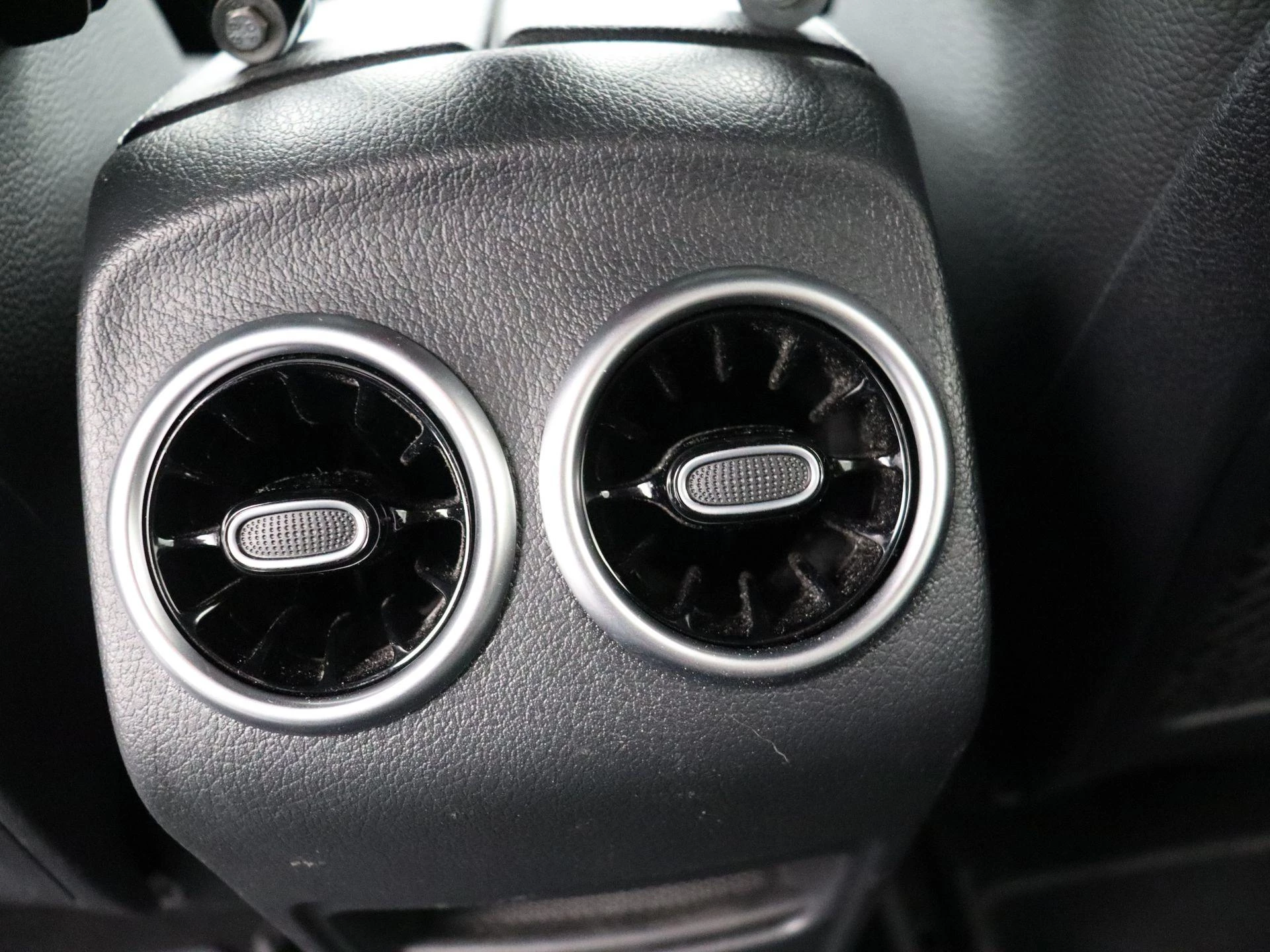 Mercedes-Benz GLB 180 Luxury Line + CARPLAY + TREKHAAK + NIGHTPAKKET +