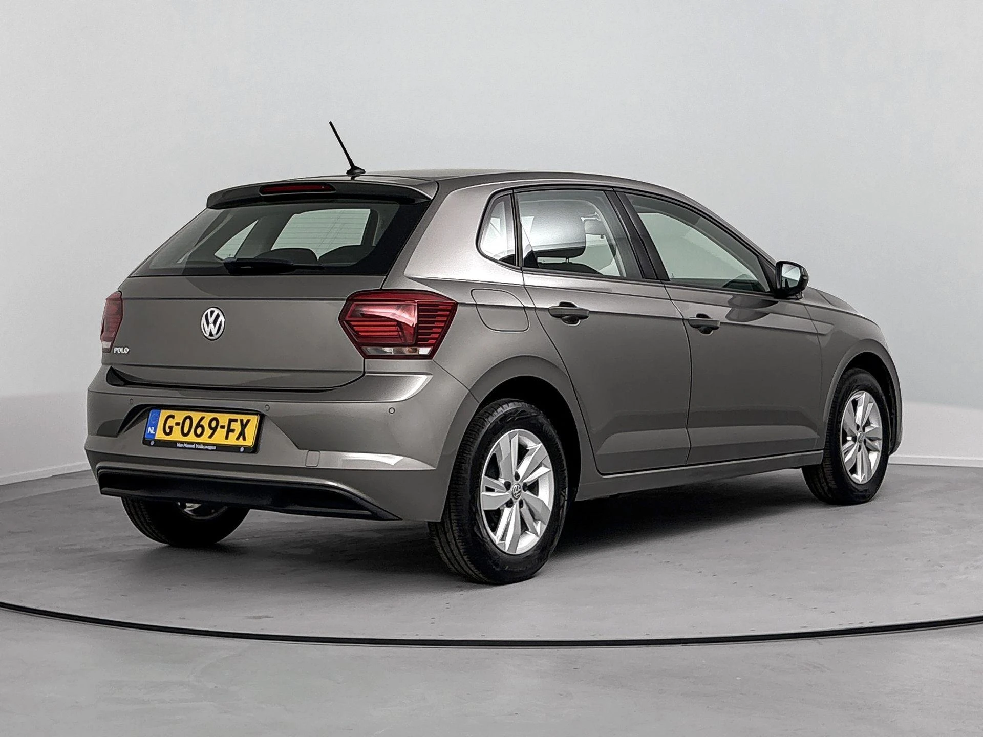 Volkswagen-Polo-image-3
