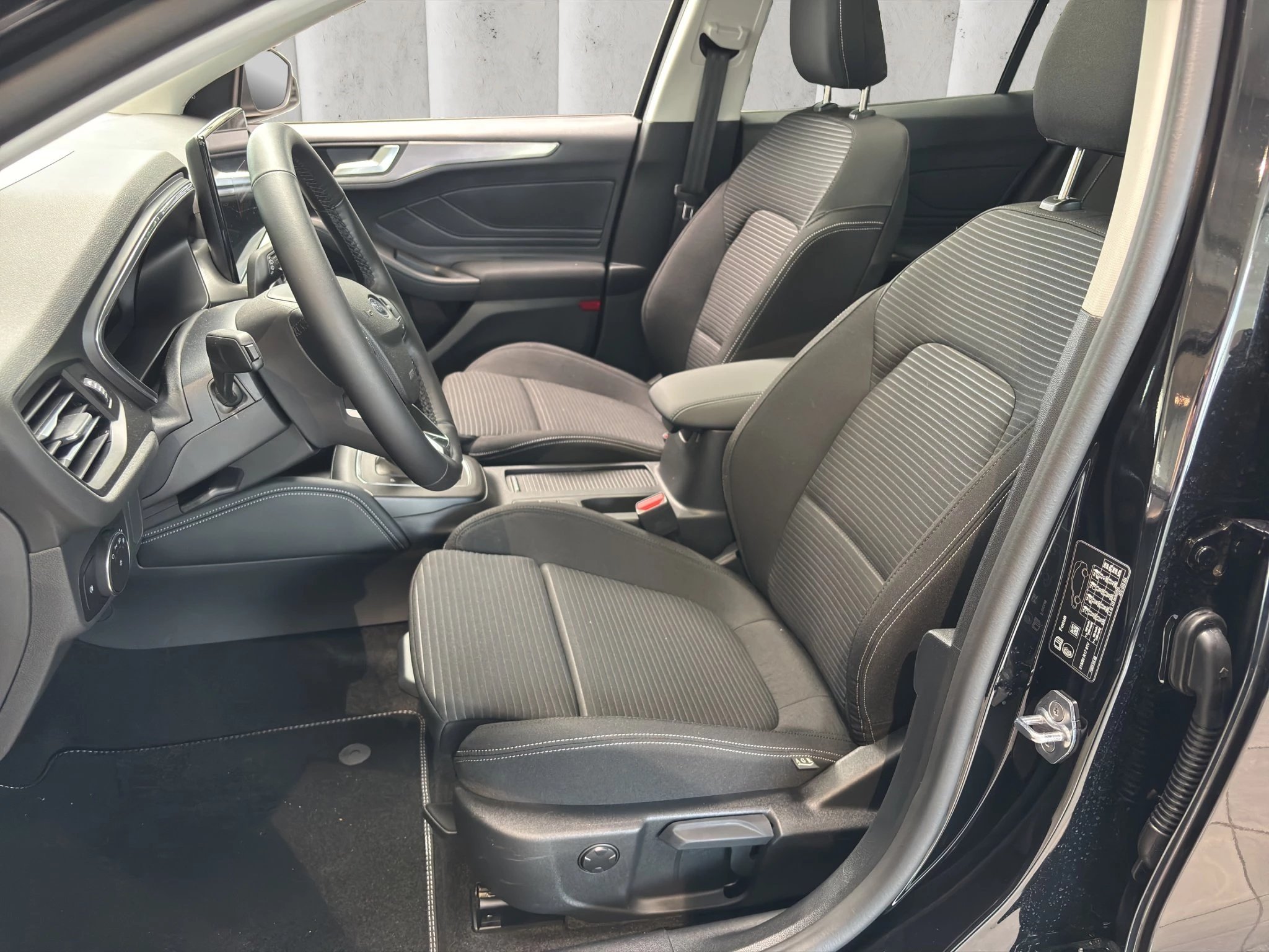 Ford Focus Titanium X Limousine Automatik & Panoramadach *HEZ Aktion*