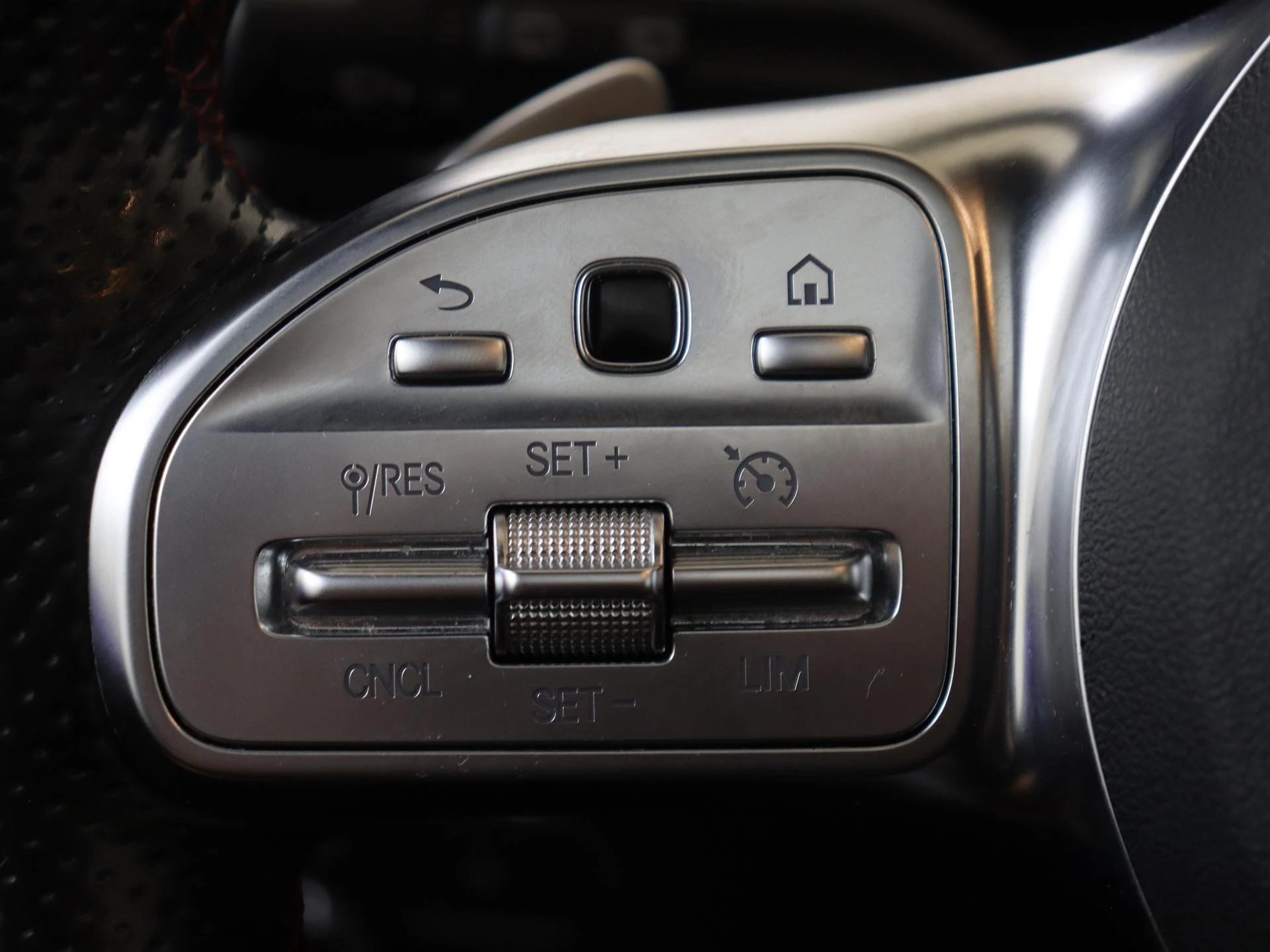 Mercedes-Benz-GLA-image-12
