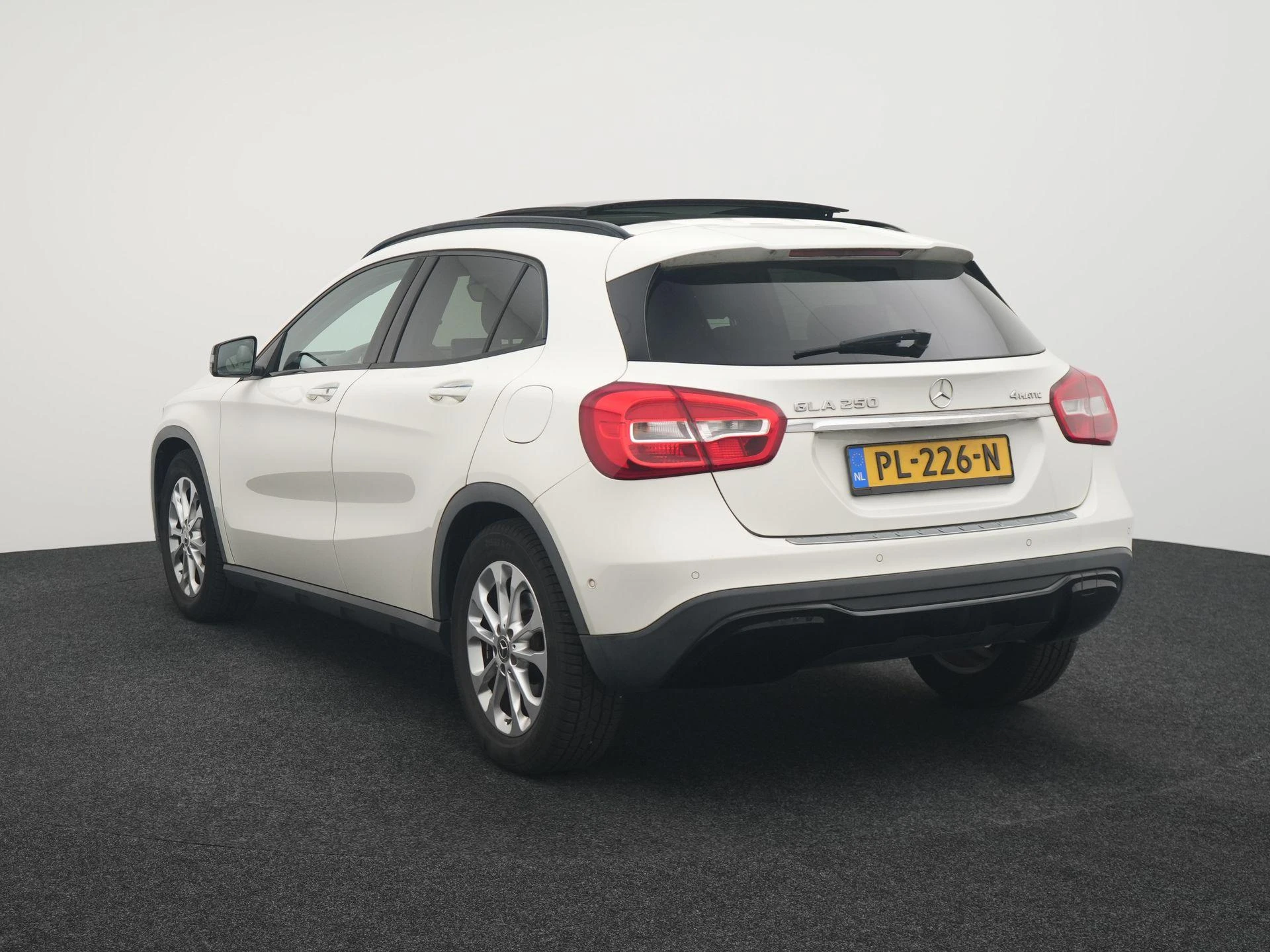 Mercedes-Benz-GLA-image-1