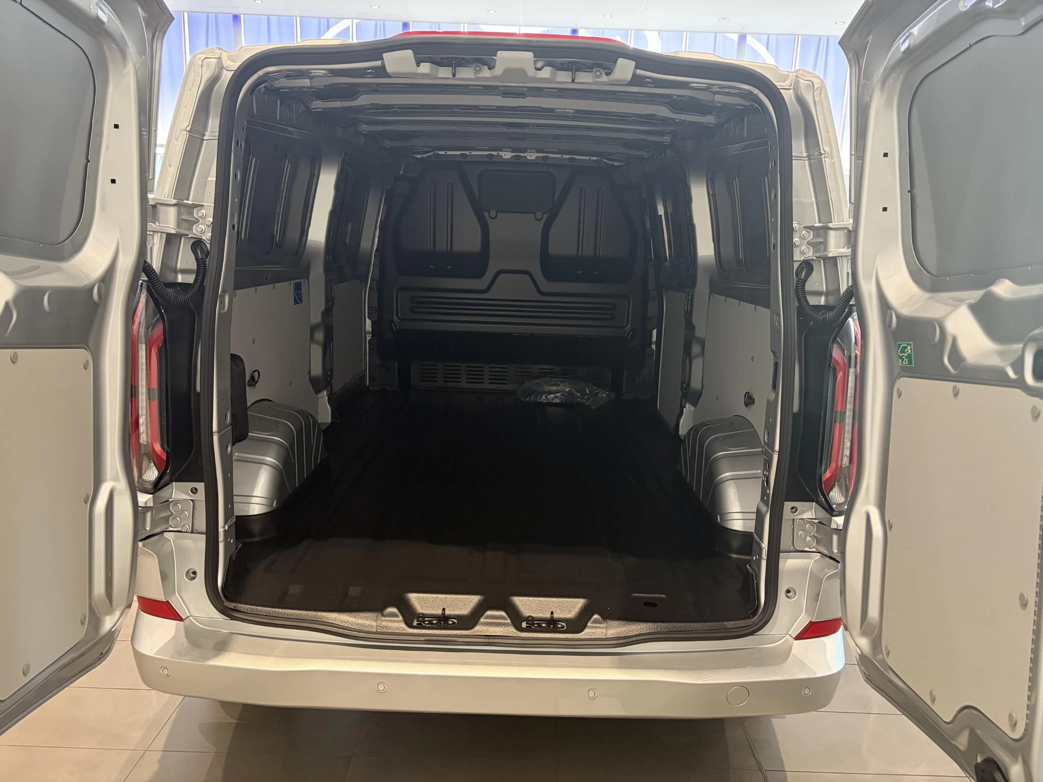 Ford E-Transit Custom 340 L2H1 Limited 71 kWh