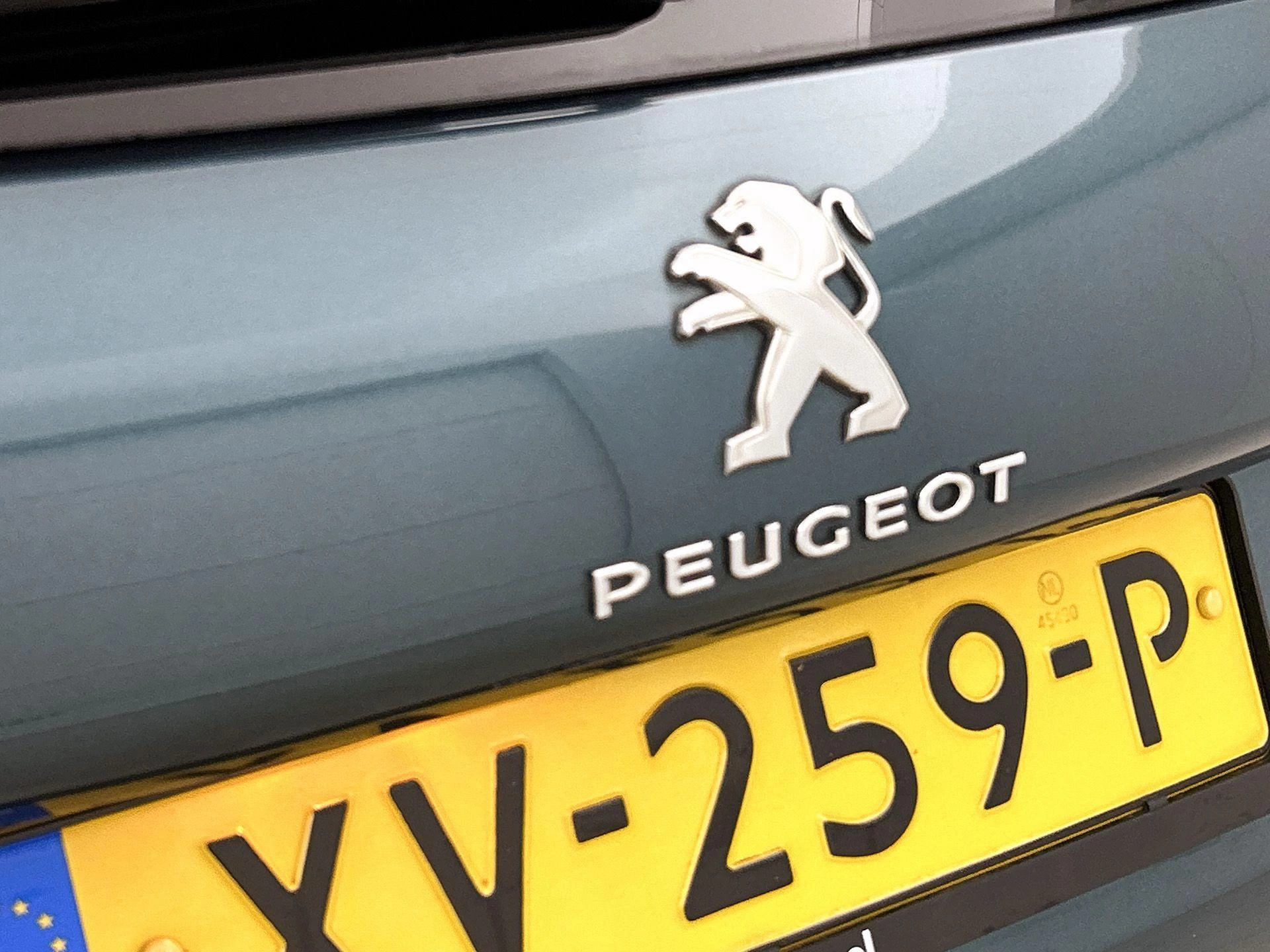 Peugeot 2008 1.2 PureTech Blue Lion