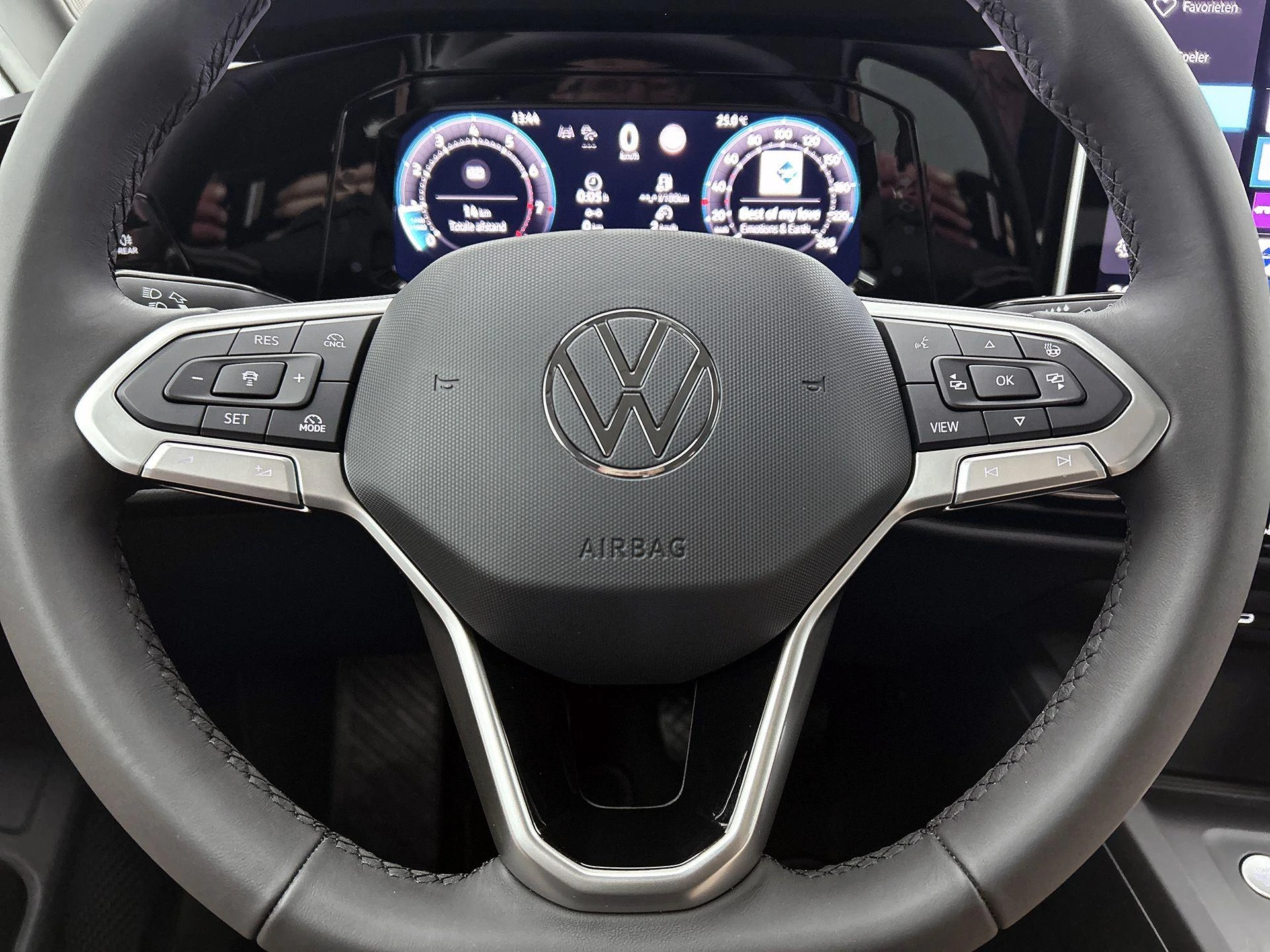 Volkswagen-Golf-image-40