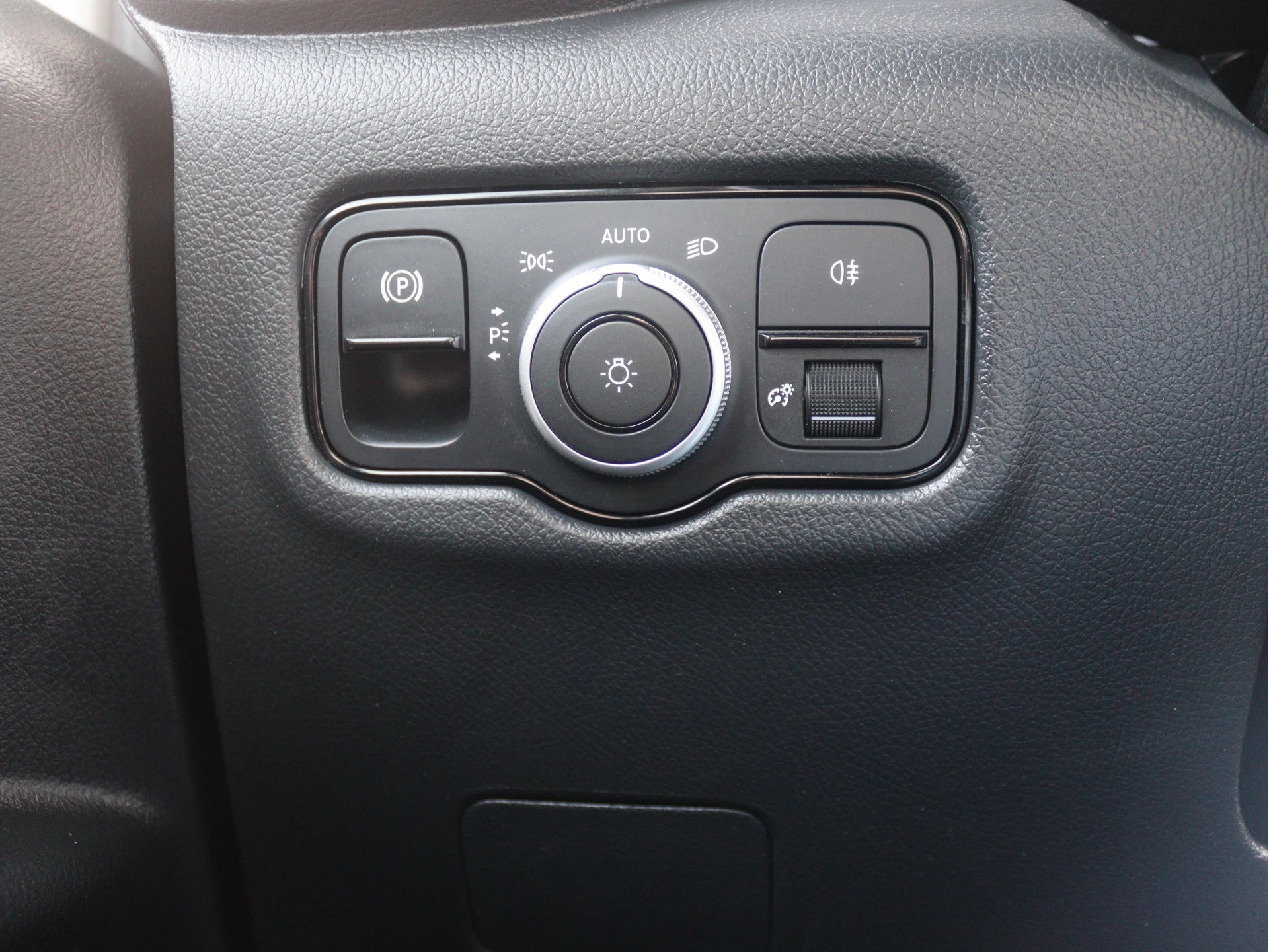 Mercedes-Benz-Vito-image-11