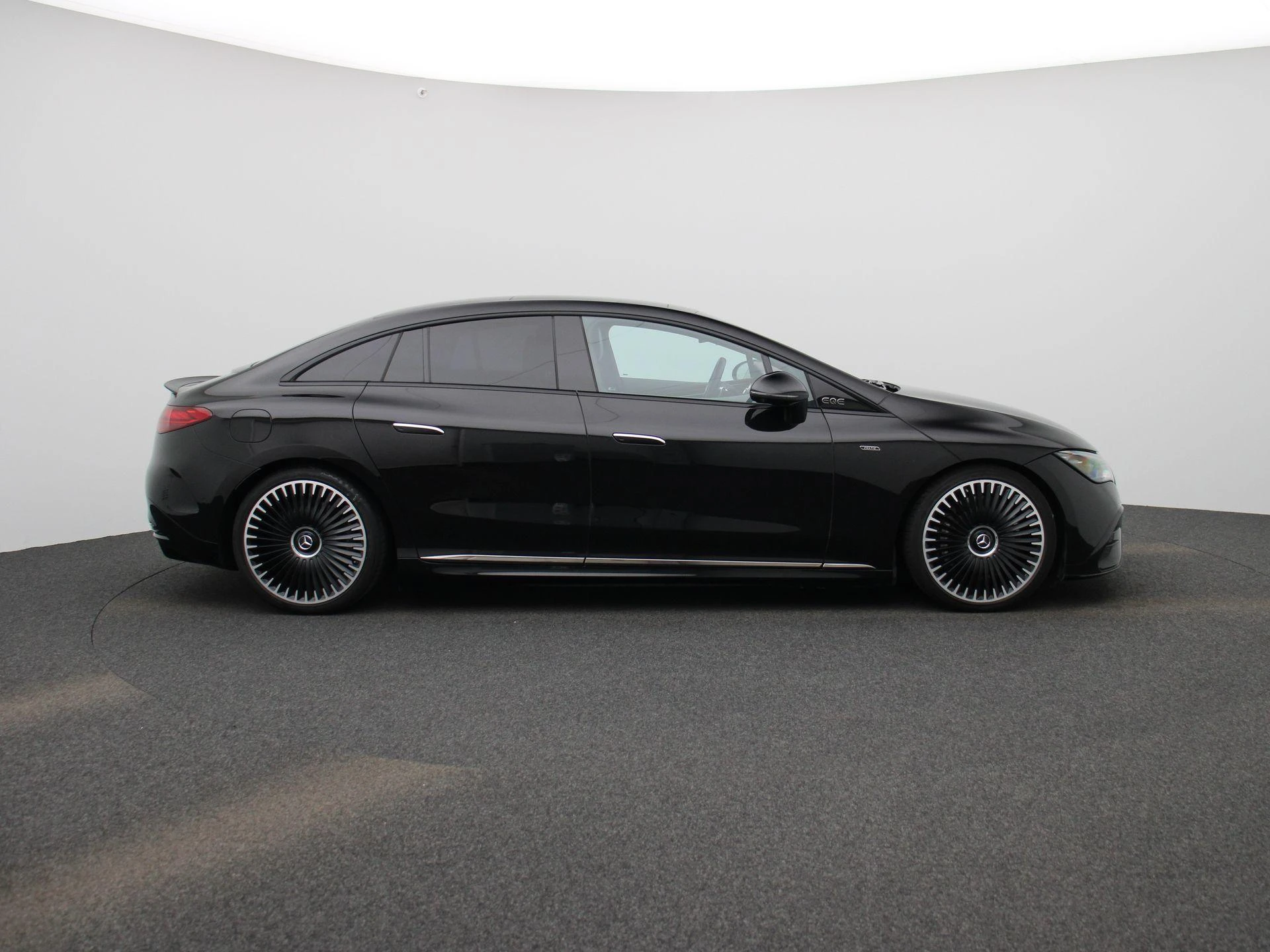 Mercedes-Benz-EQE-image-5