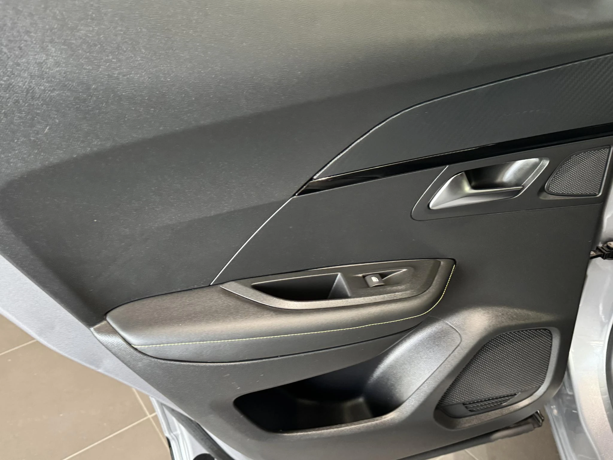 Peugeot-e-2008-image-26