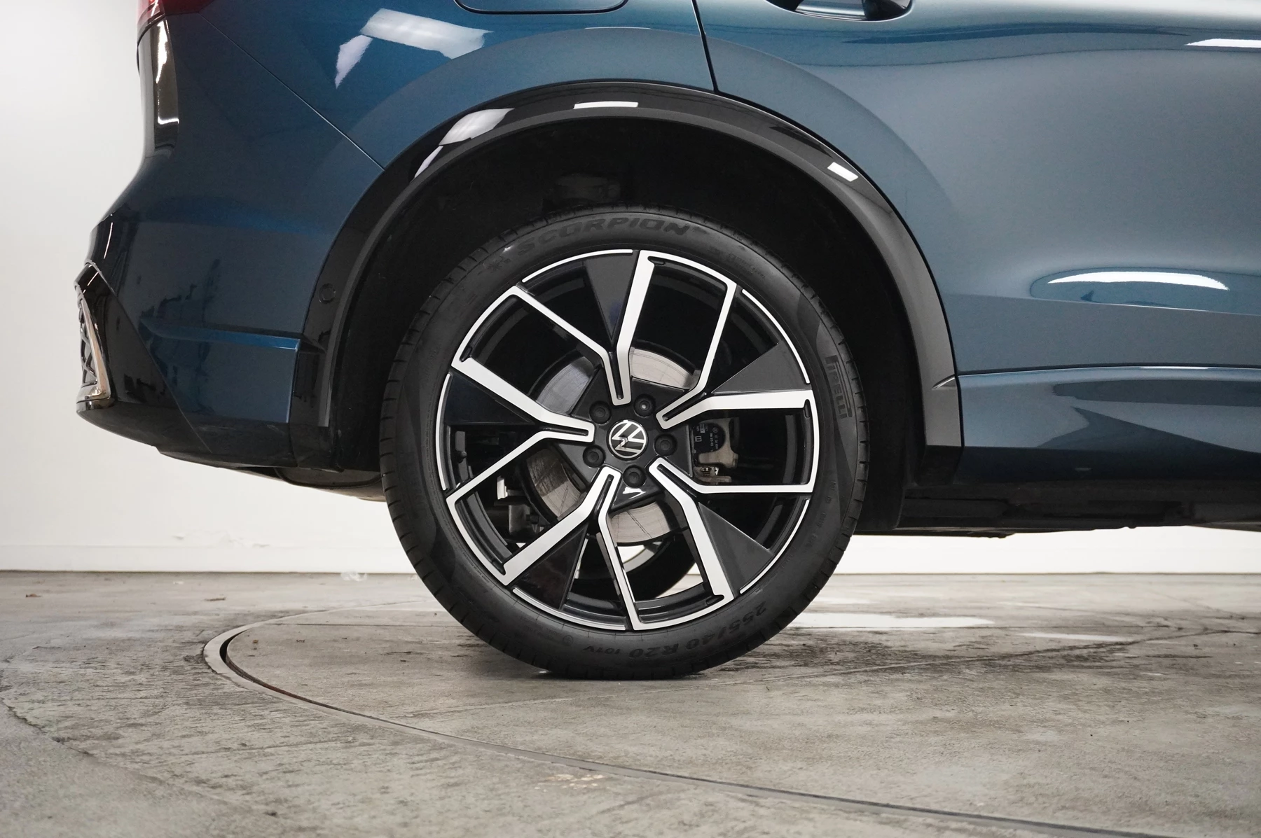 Volkswagen-Tiguan-image-26