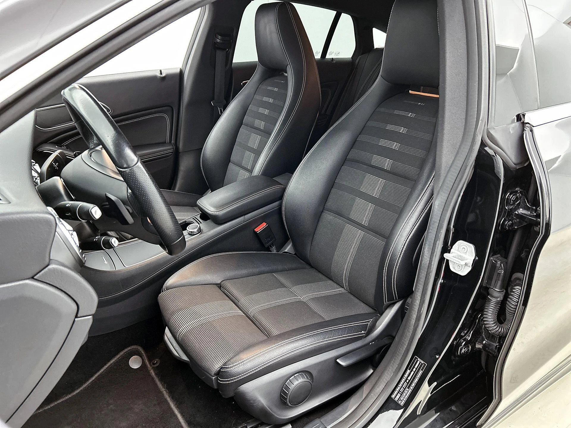 Mercedes-Benz-CLA-image-37