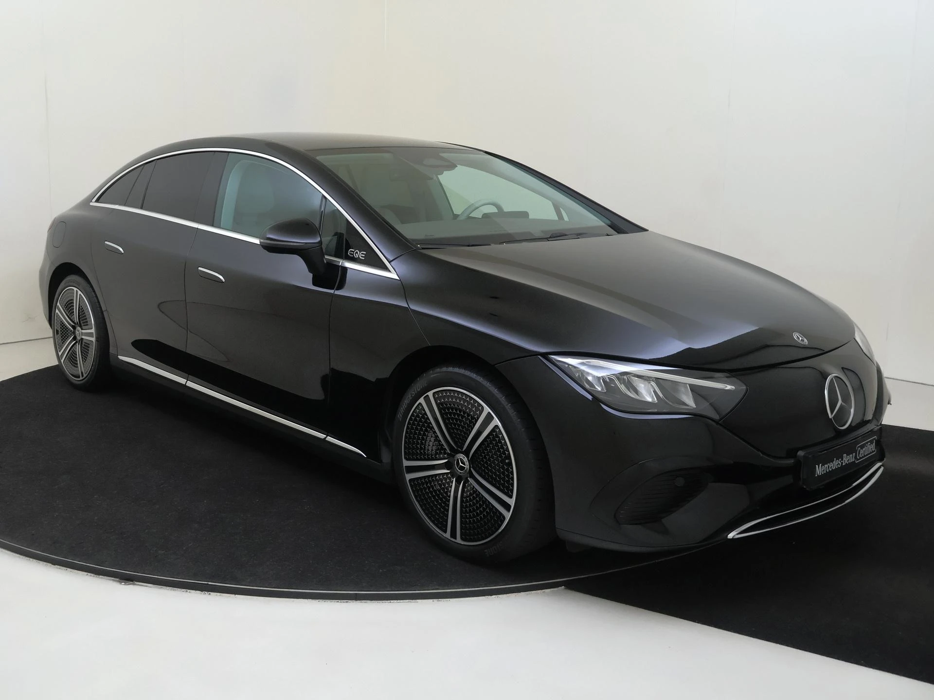Mercedes-Benz-EQE-image-1