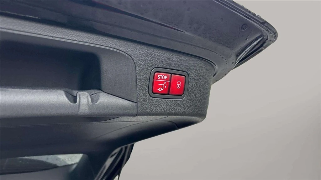 Mercedes-Benz-EQC-image-30