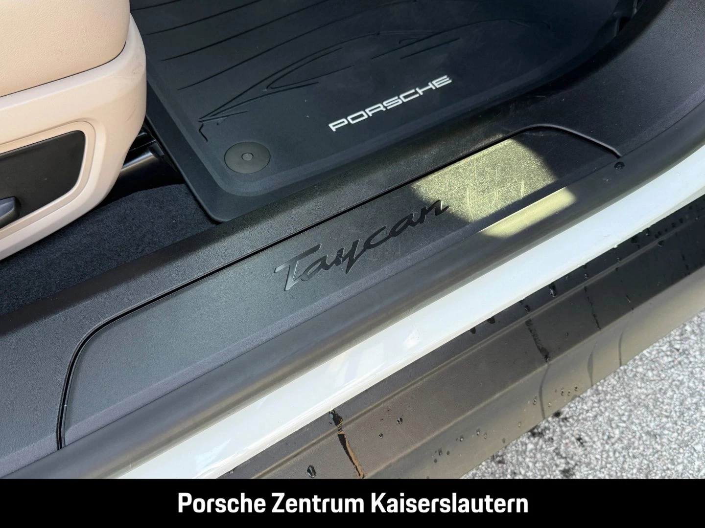 Porsche Taycan Surround-View Luftfederung Panoramadach -