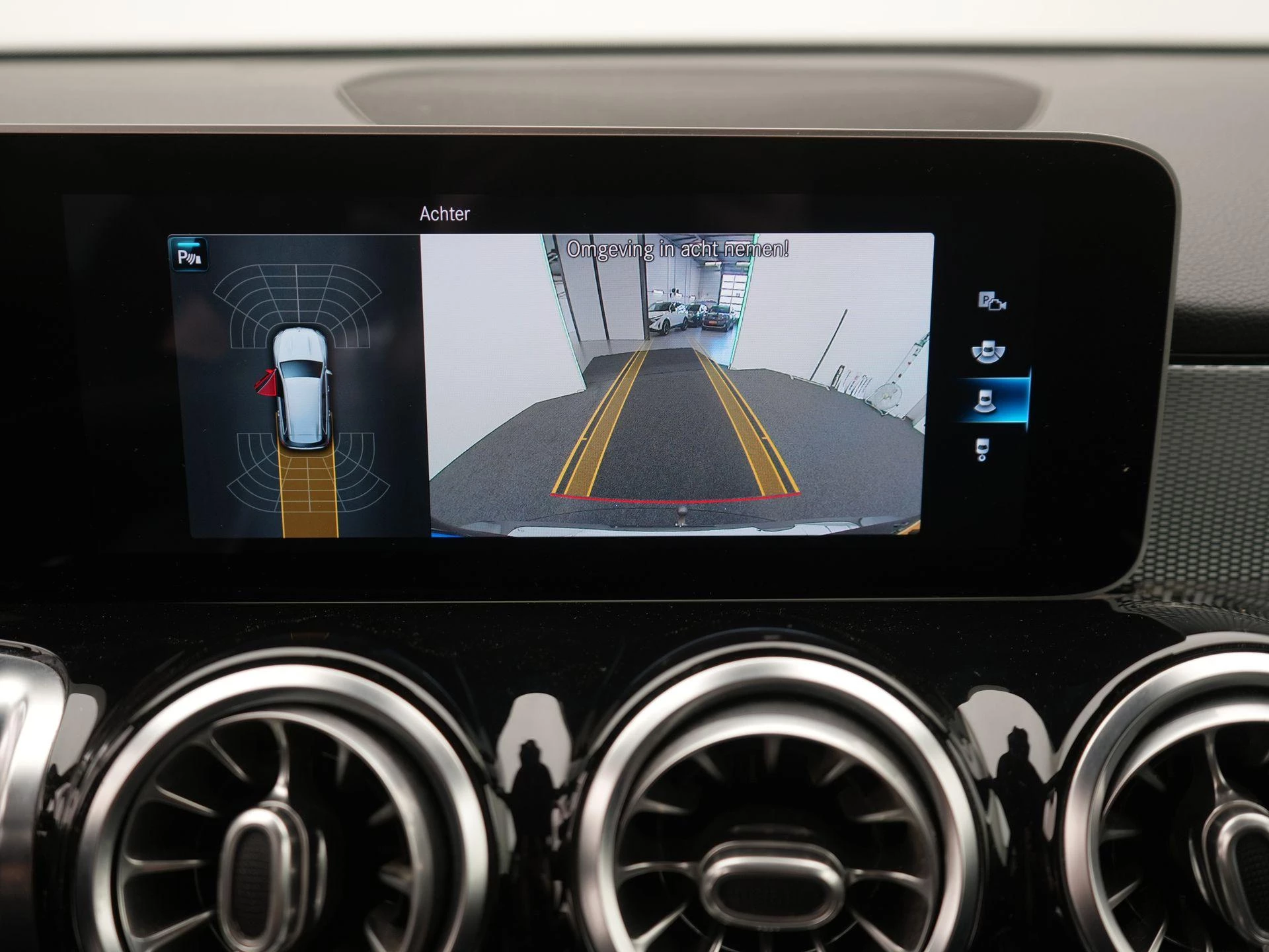 Mercedes-Benz-GLB-image-12