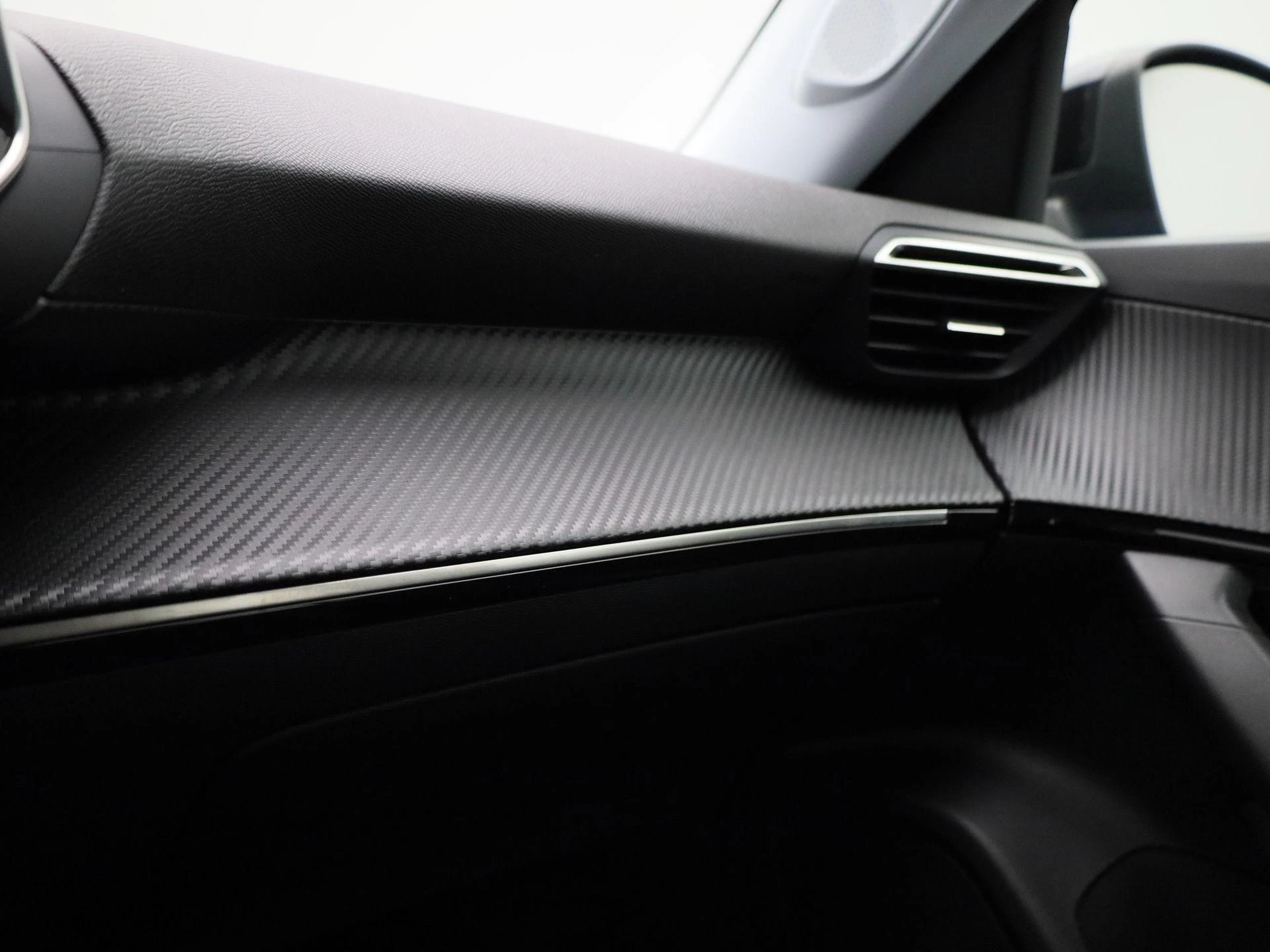 Peugeot-e-2008-image-25